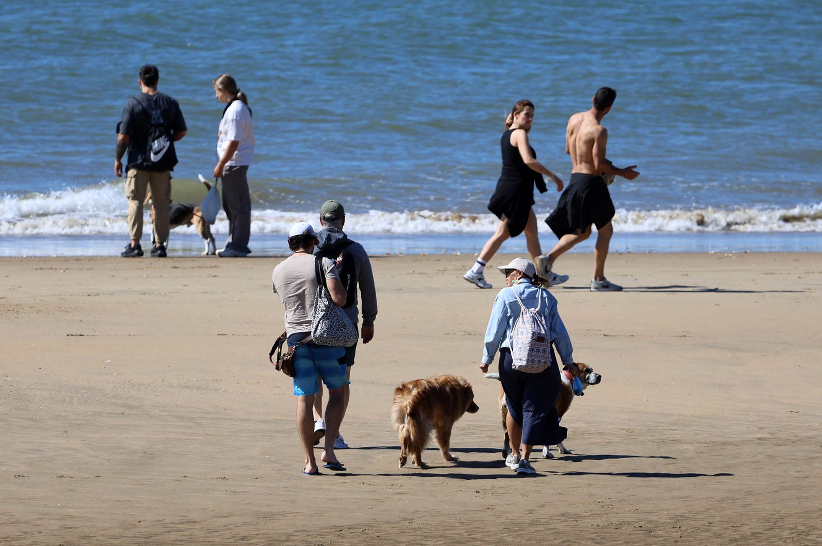 Imágenes del ambiente en las playas de Huelva