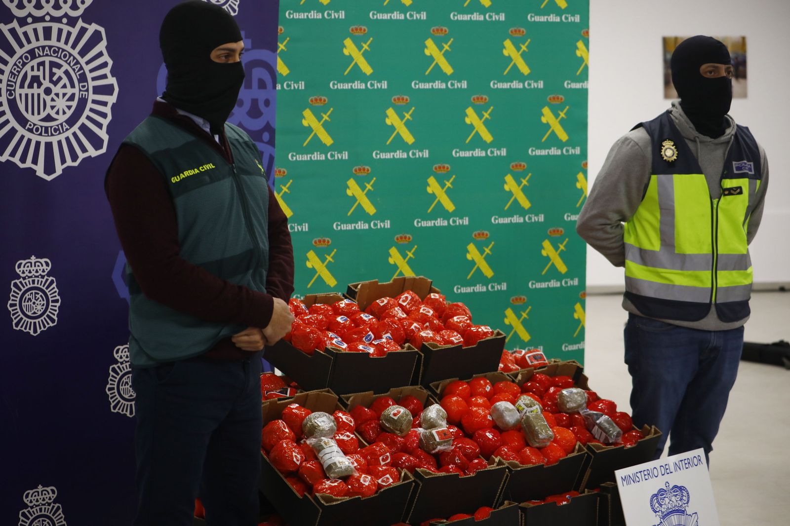 Parte del alijo de hachís incautado en la macrooperación policial, camuflado como tomates.