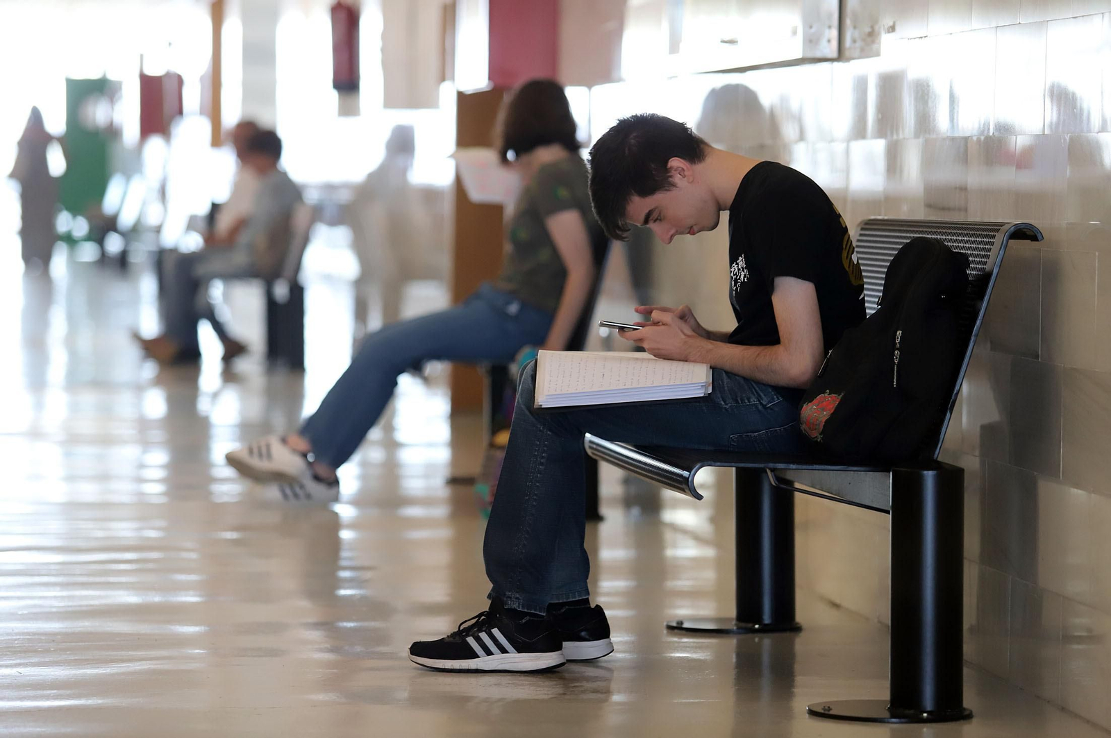 Varios estudiantes en el Aulario Paulo Freire en una convocatoria anterior de la PEvAU.