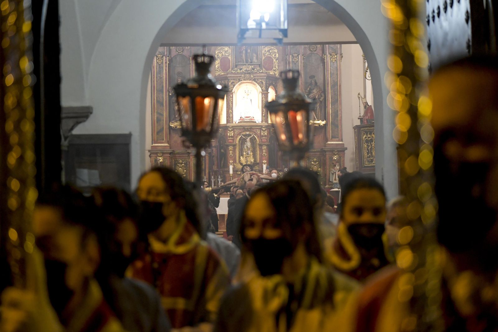 Los vía crucis del Viernes de Dolores, en imágenes