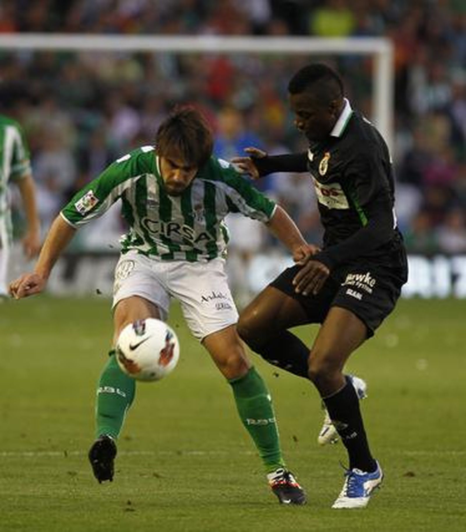 El Betis pierde una oportunidad para distanciarse del descenso y hundir al Racing de Santander (1-1). / Antonio Pizarro