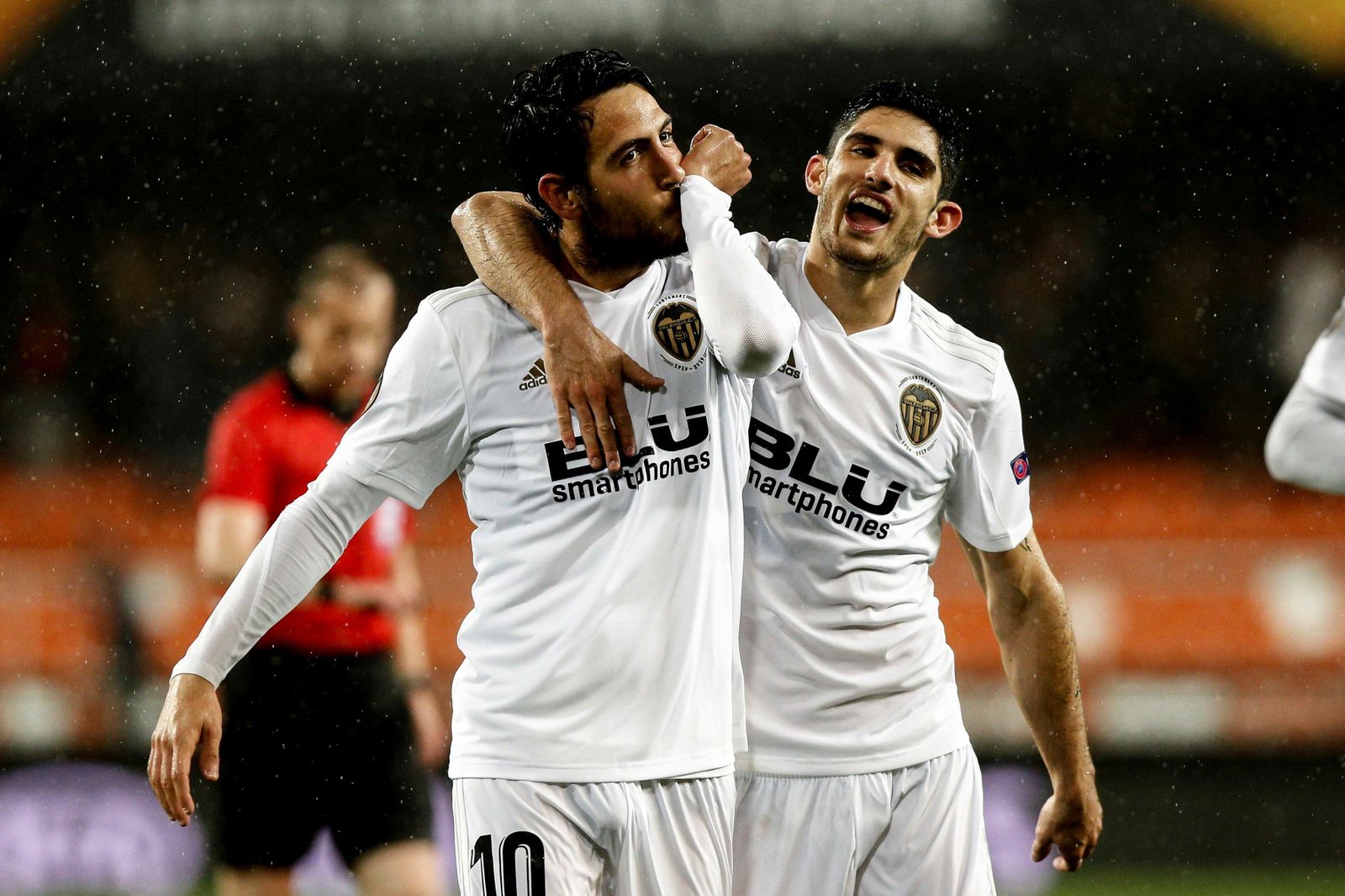 Dani Parejo celebra un gol junto a Guedes.
