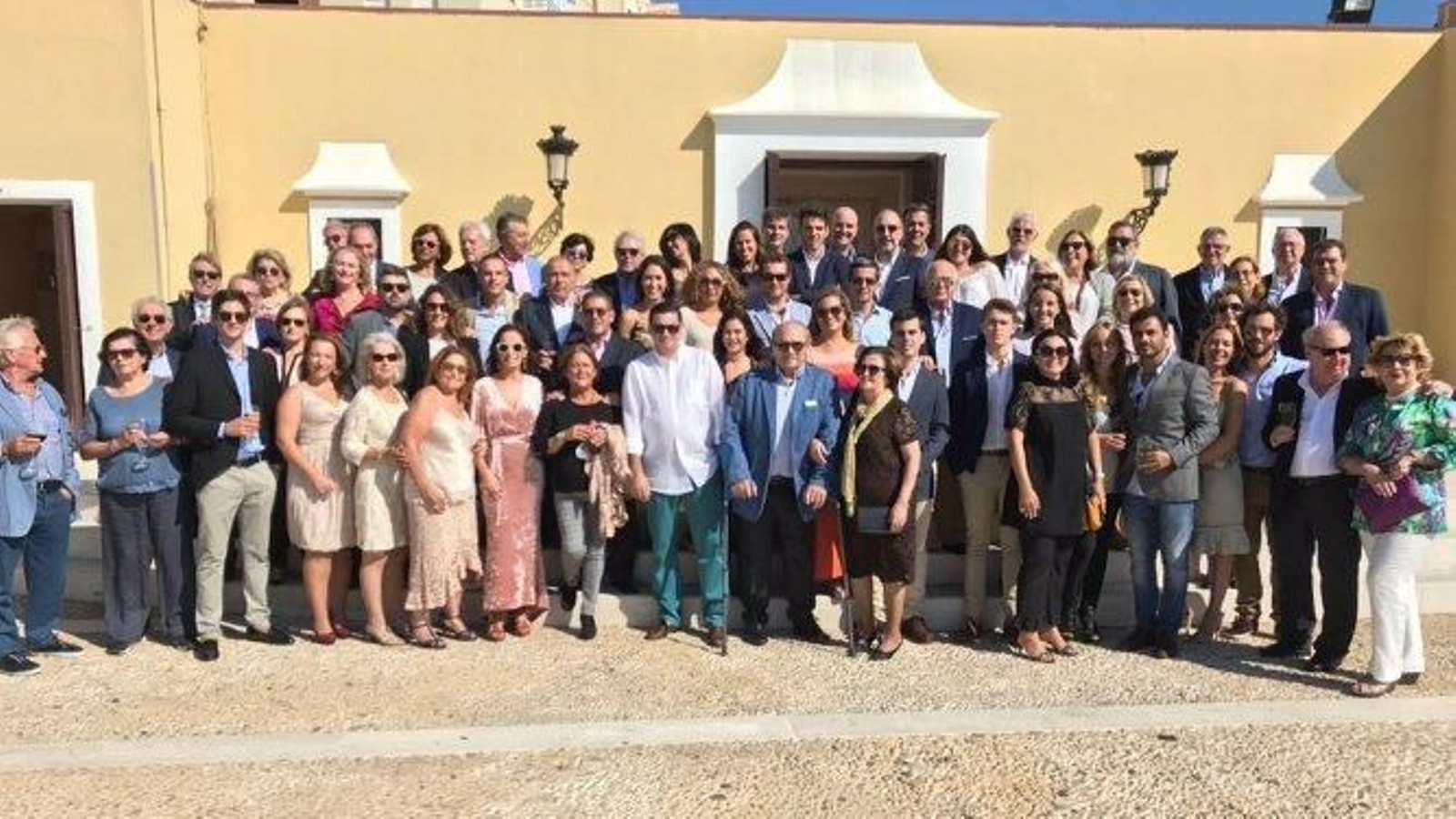 El doctor Nono Copano junto a sus familiares y amigos que acudieron al almuerzo celebrado en el Baluarte de los Mártires con motivo de sus setenta y cinco cumpleaños.