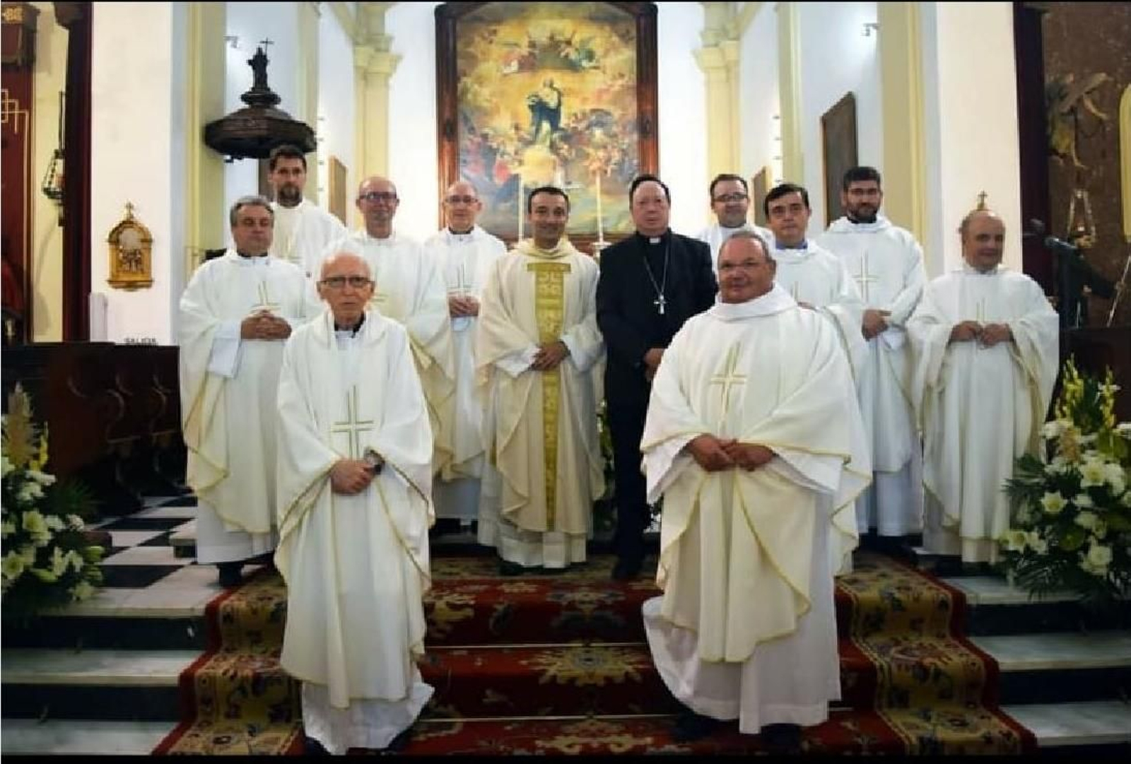 El nuevo sacerdote acompañado por don Juan del Río y algunos compañeros.