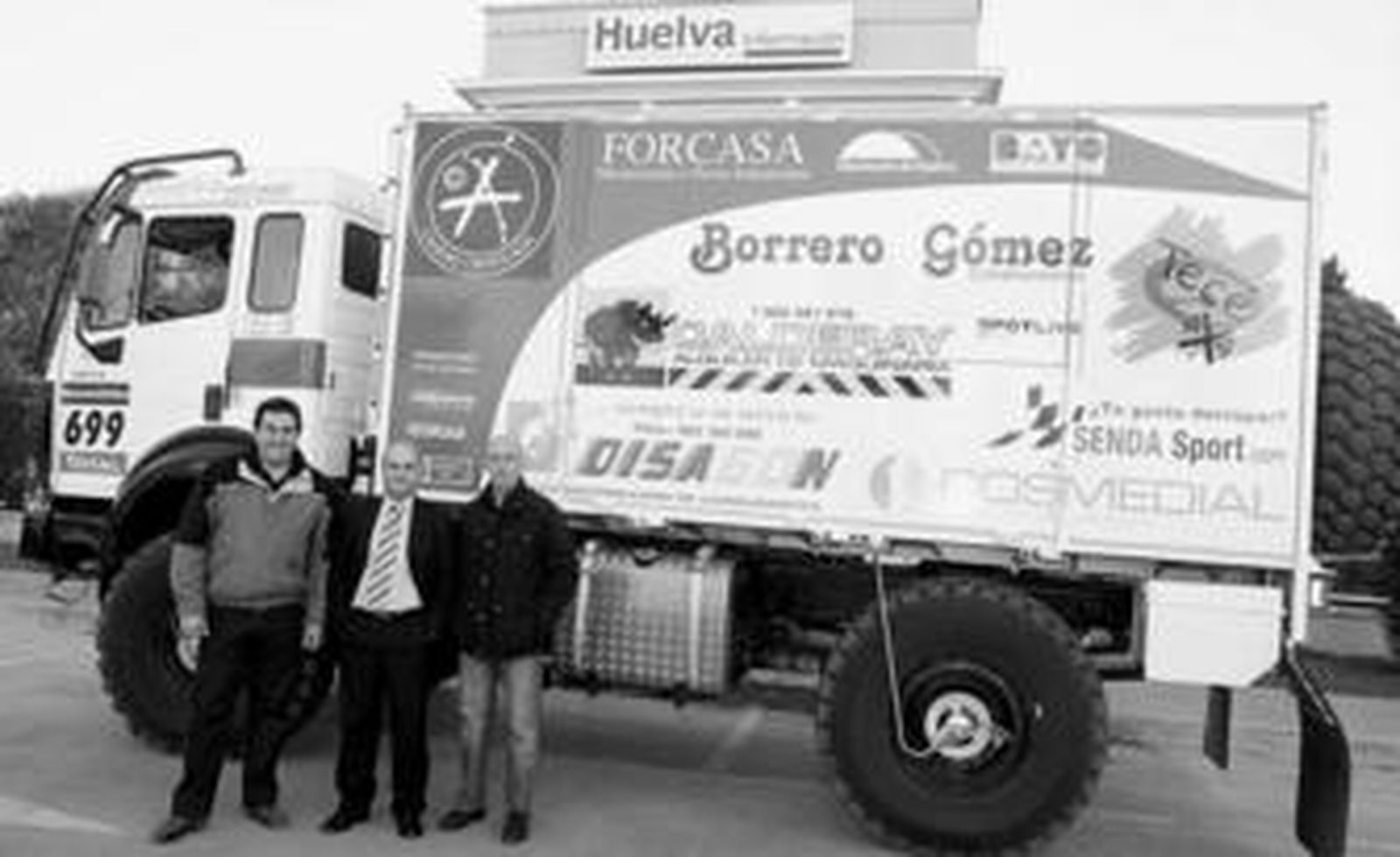 Manuel Borrero posó junto a las instalaciones de Huelva Información con el camión con el que competirá en esta edición del Dakar.