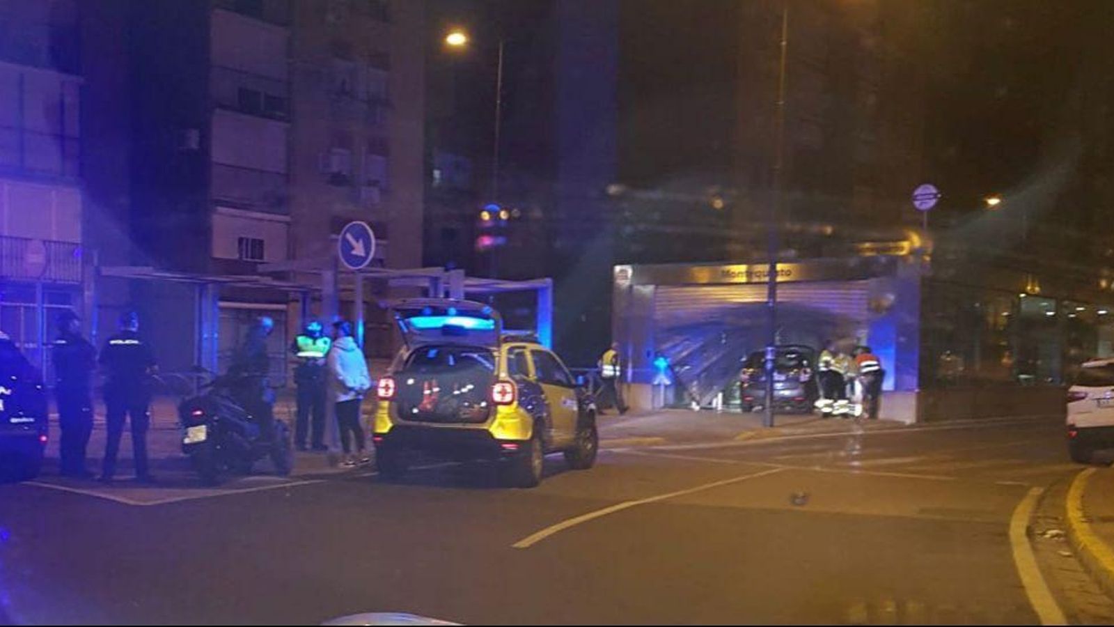 Policías nacionales y locales en el lugar del accidente.