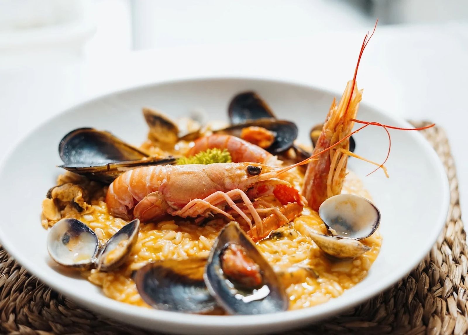 Arroz marinero meloso, cargado de marisco y con el fondo como protagonista.