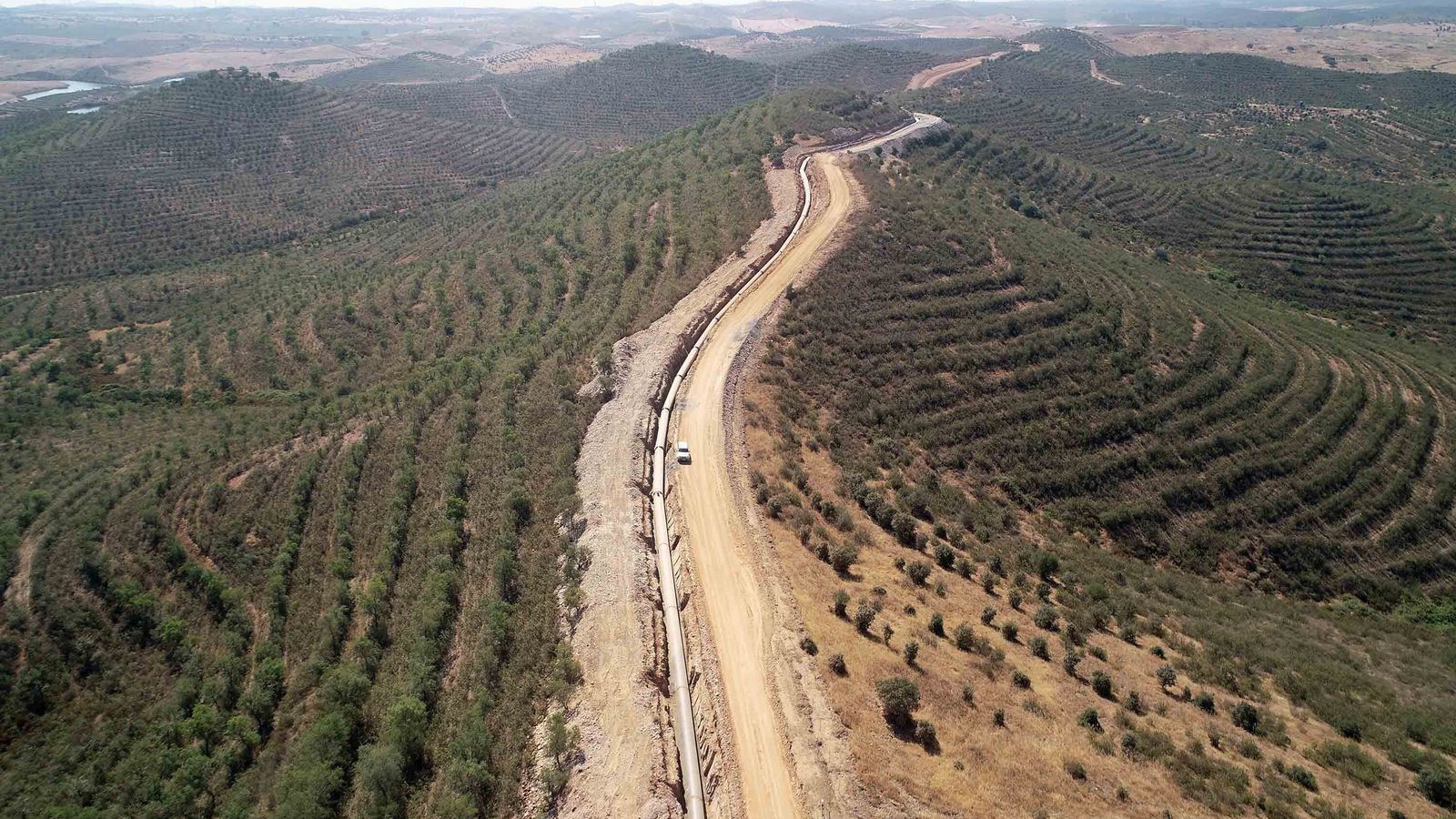 Instalación de una tubería a lo largo del Andévalo.