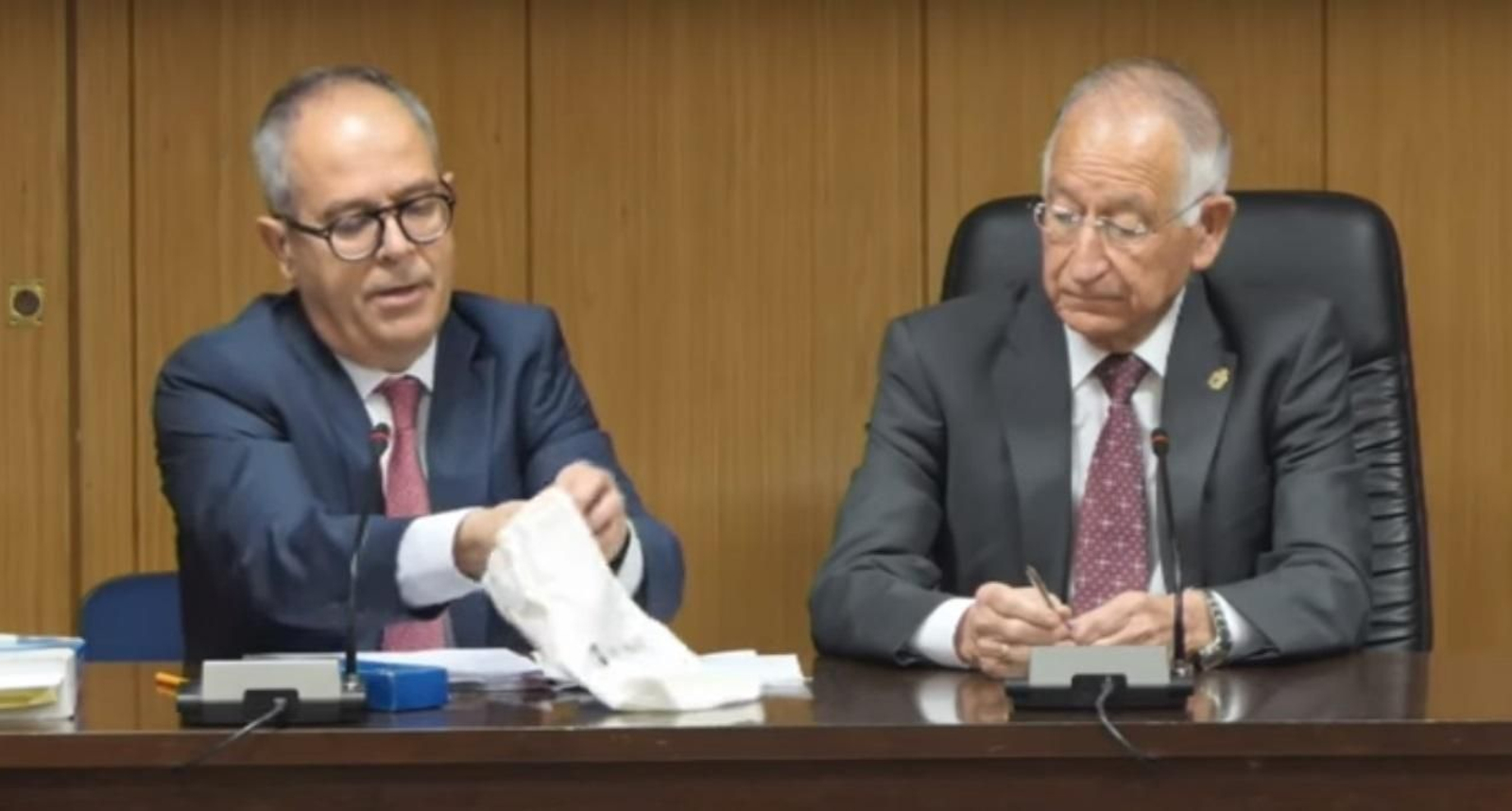 Guillermo Lago y Gabriel Amat, durante el sorteo de las mesas electorales Guillermo Lago y Gabriel Amat, durante el sorteo de las mesas electorales