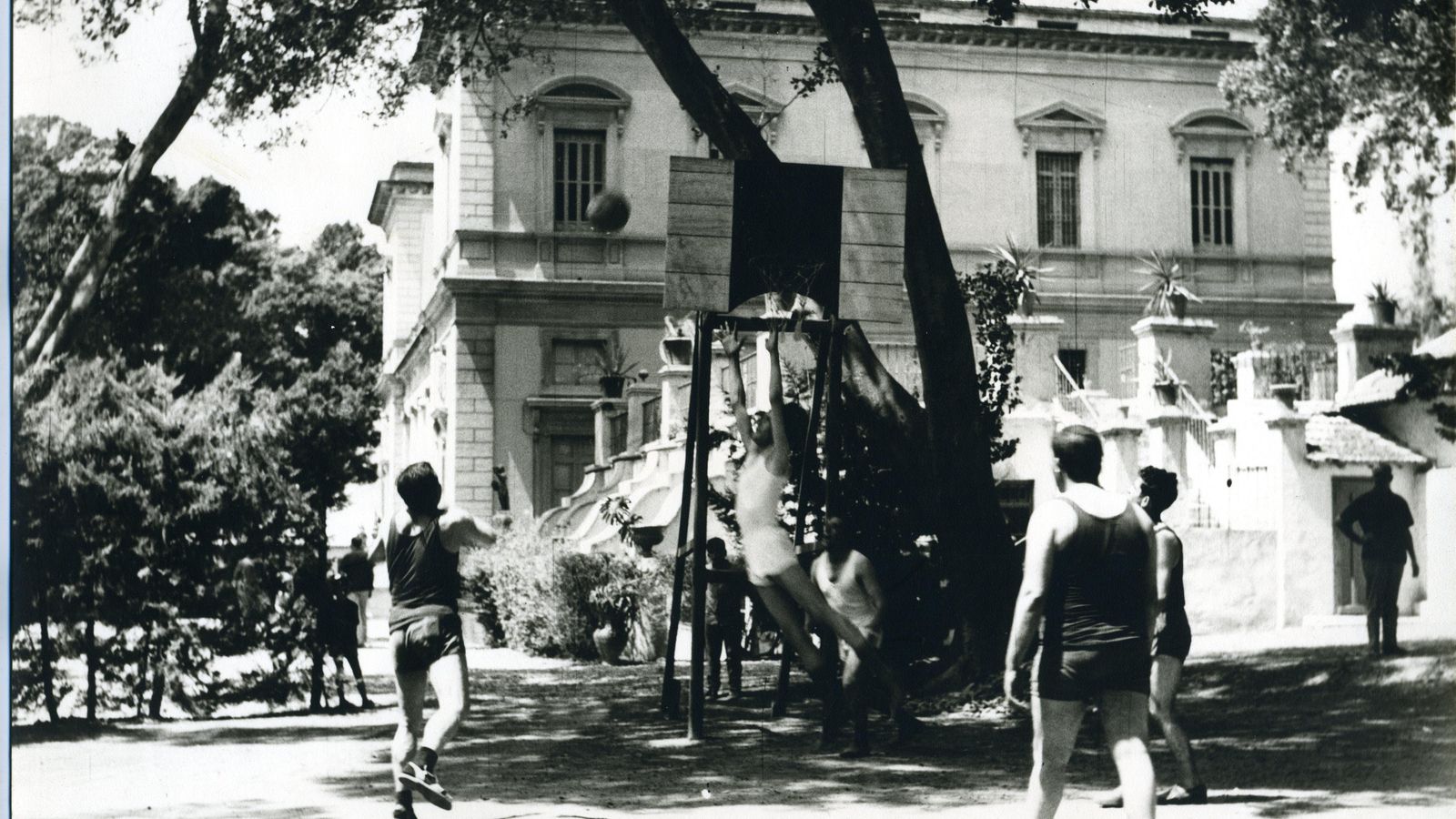 Usuarios de San Juan de Dios jugando al baloncesto en los inicios del centro. Usuarios de San Juan de Dios jugando al baloncesto en los inicios del centro.