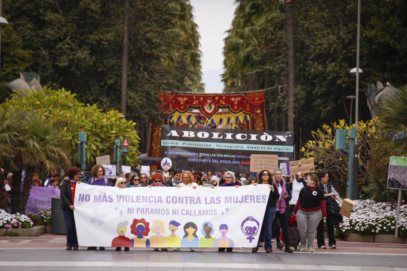 Las imágenes de la manifestación realizada por la Plataforma de Acción Feminista en Almería