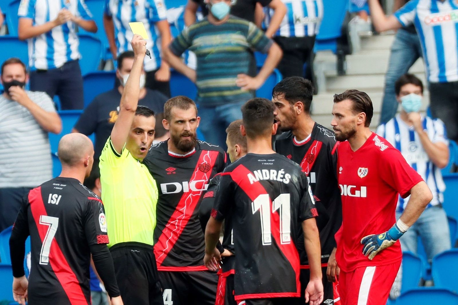 Jaime Latra muestra una amarilla a un jugador del Rayo Vallecano esta temporada.