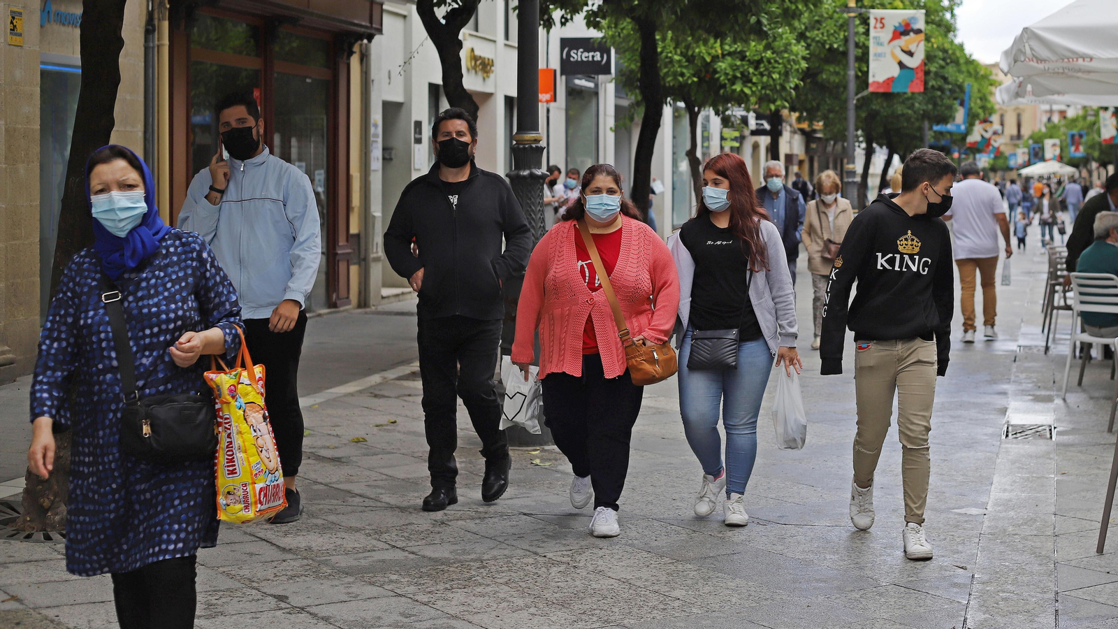 Ciudadanos con mascarillas este lunes por una concurrida calle Larga.