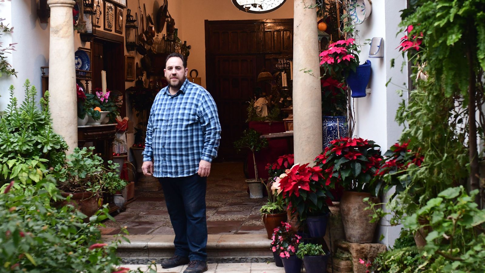 Rafael Barón posa en su patio del número 2 de la calle Pastora