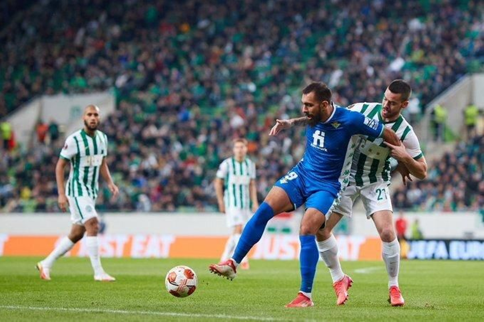Borja Iglesias controla el balón de espaldas.