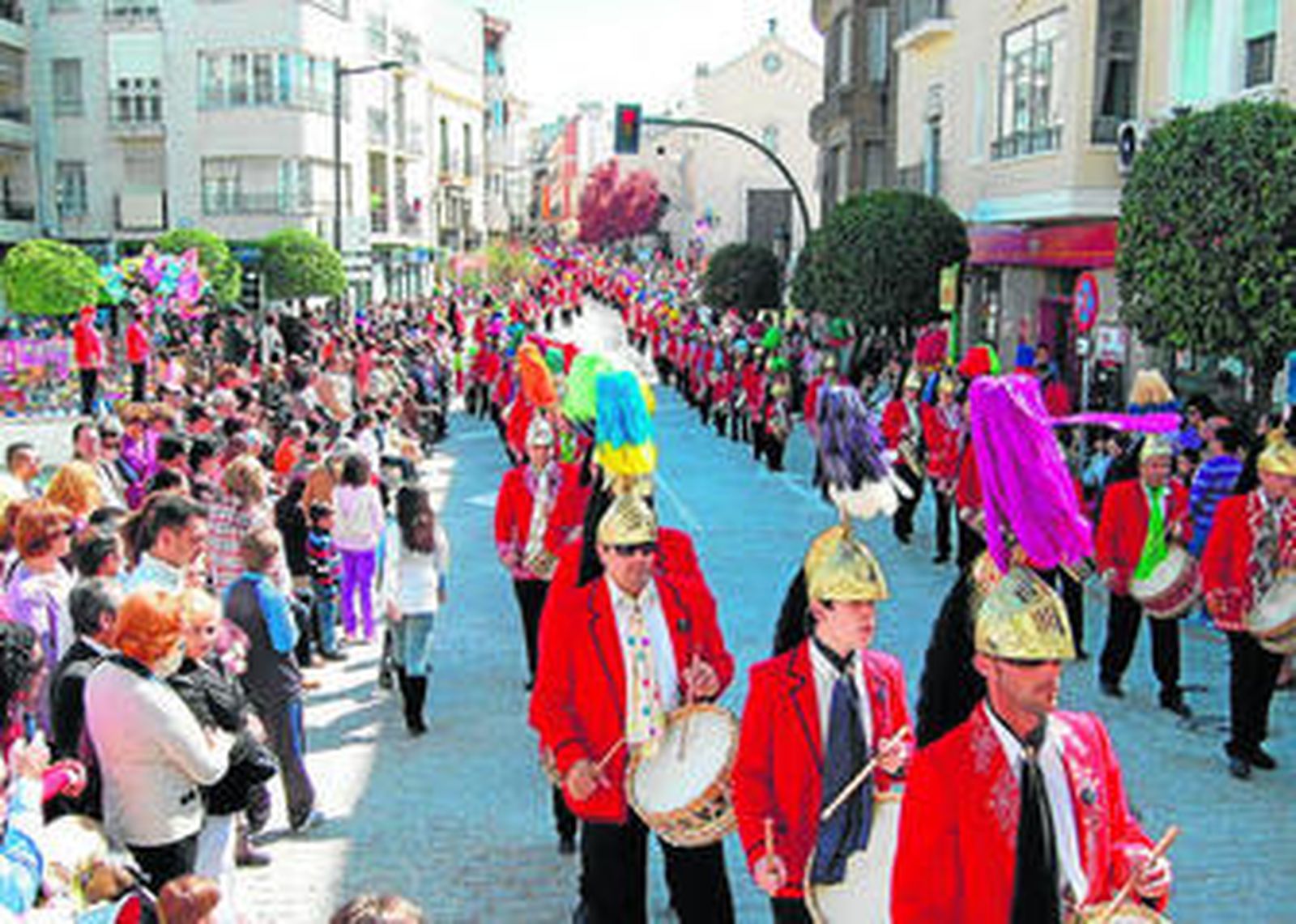 Los judíos de la cola negra desfilan por las abarrotadas calles de la ciudad de Baena.