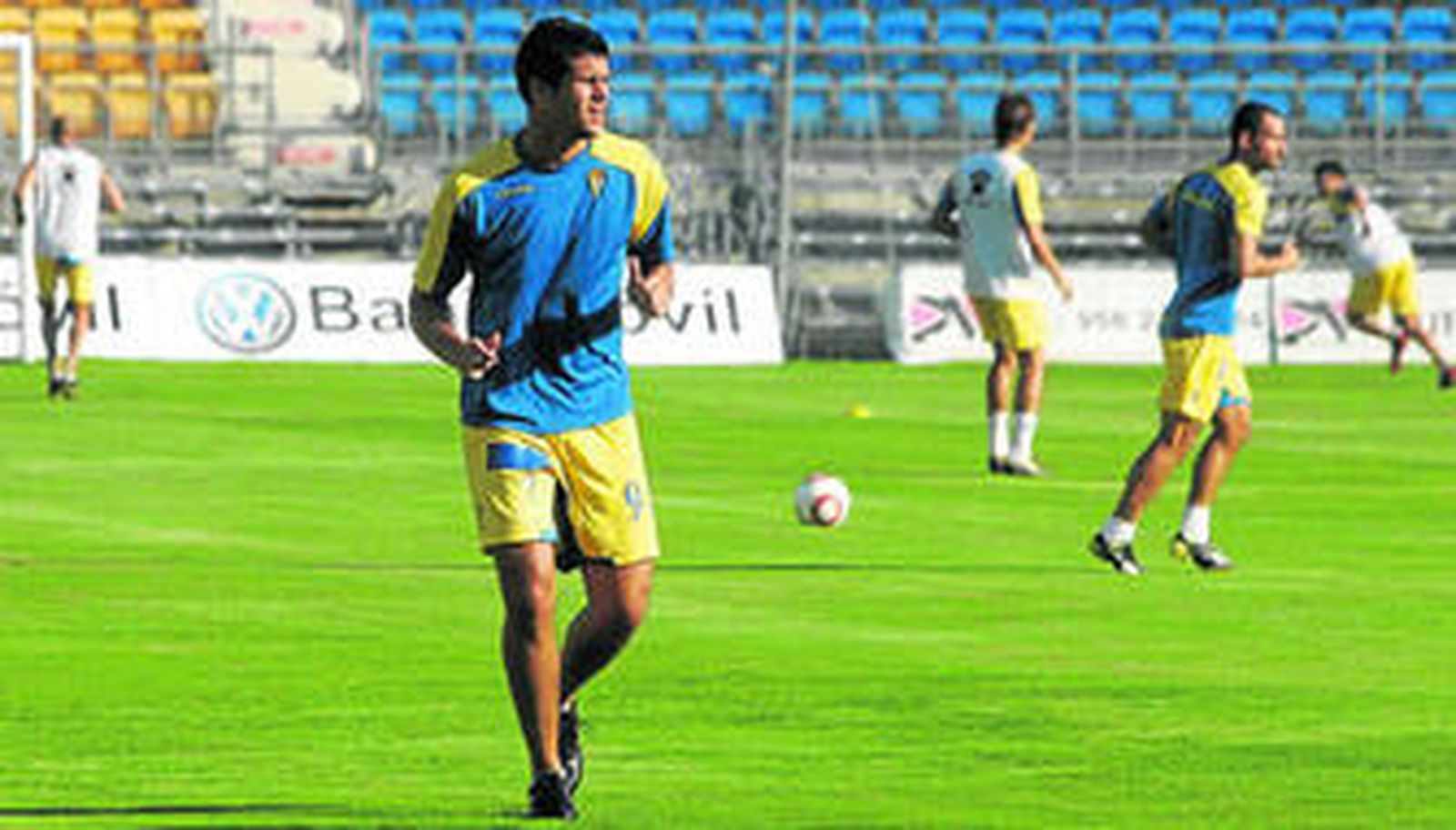 Álvaro Silva, con Cifuentes corriendo detrás de él, durante un entrenamiento de la presente temporada en el Ramón de Carranza.