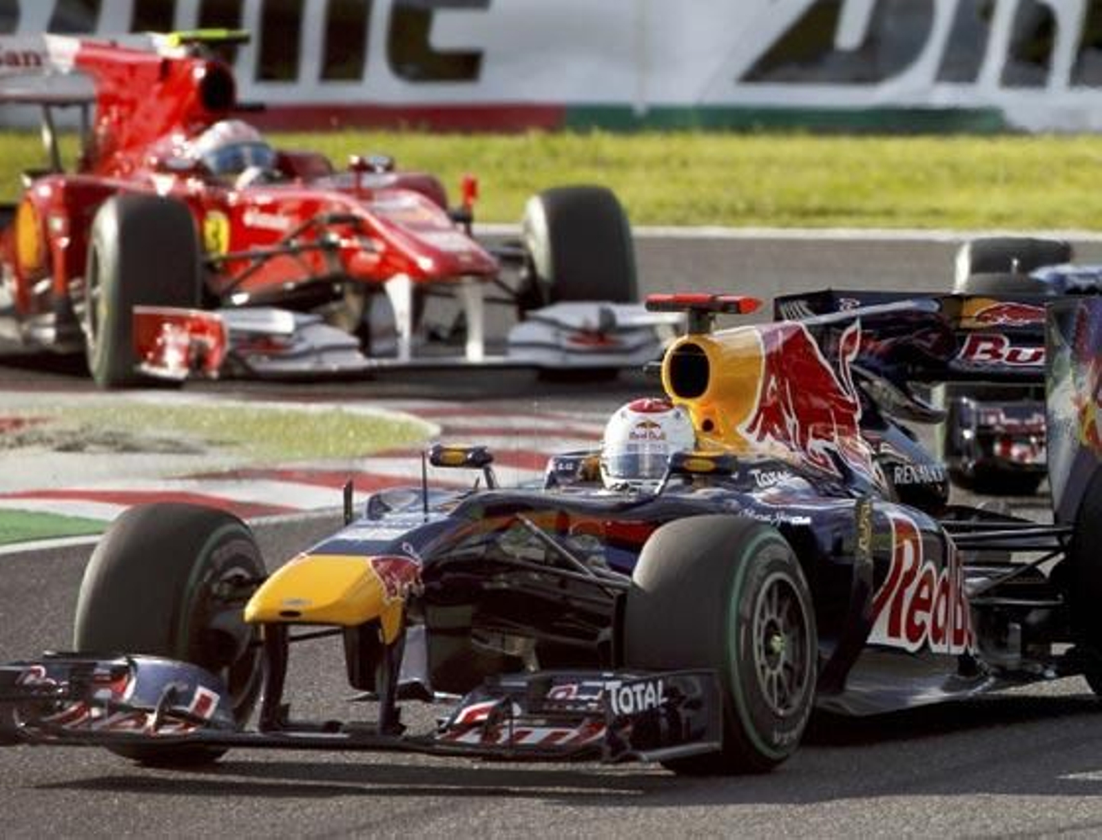 Fernando Alonso logra superar el peor circuito que le quedaba para Ferrari F10 con un tercer puesto detrás de los Red Bull del alemán Sebastian Vettel y del australiano Mark Webber

Foto: efe