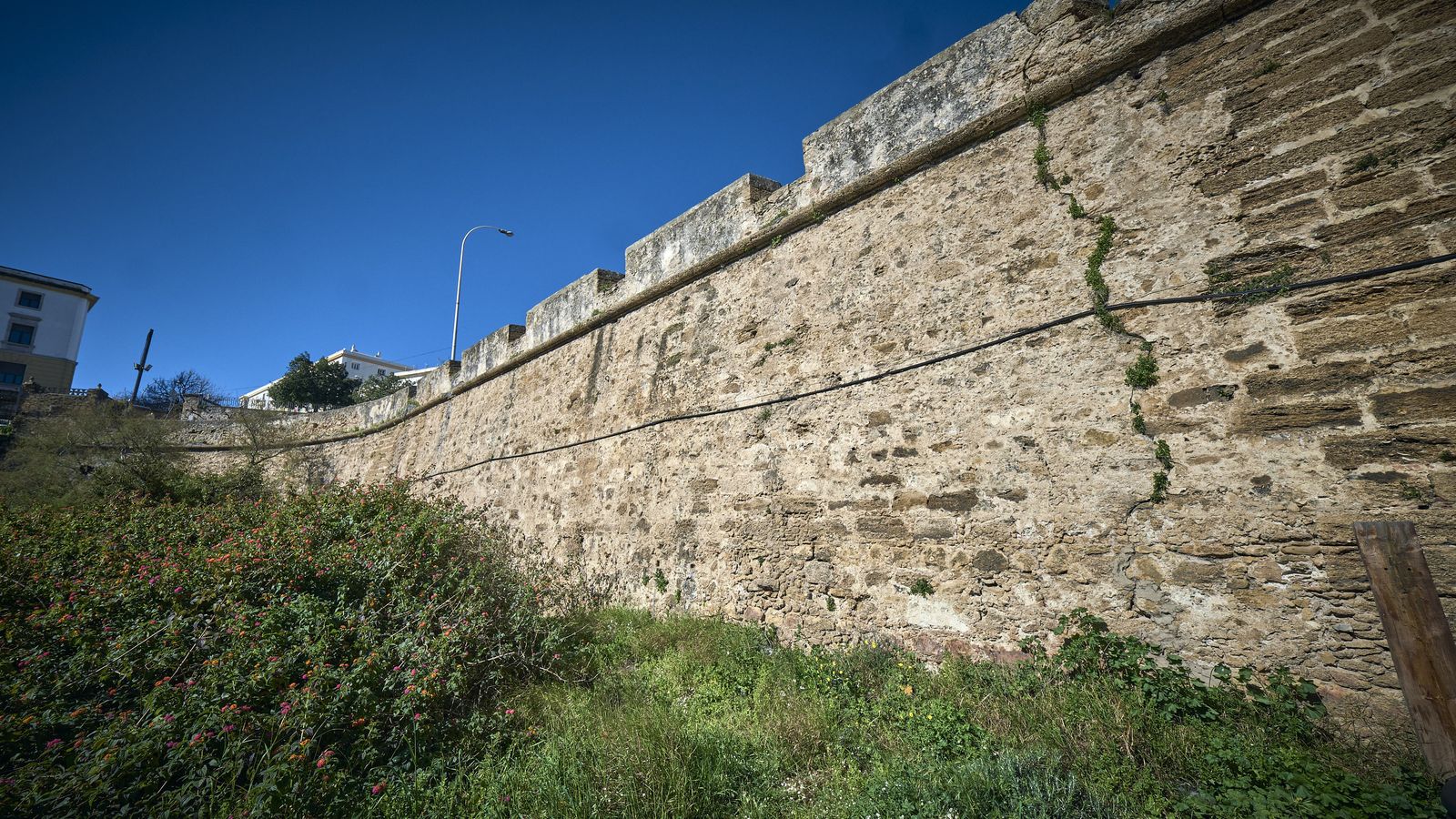 Zona de muralla junto a la estación de tren de  Adif.