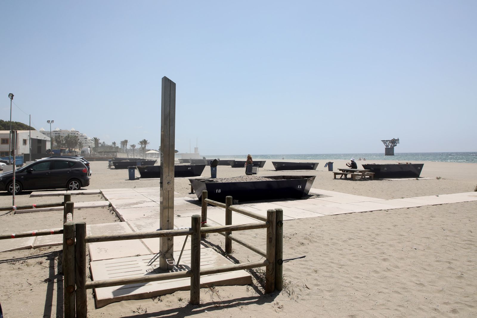 Las barcas para moragas instaladas en la playa de El Cable.