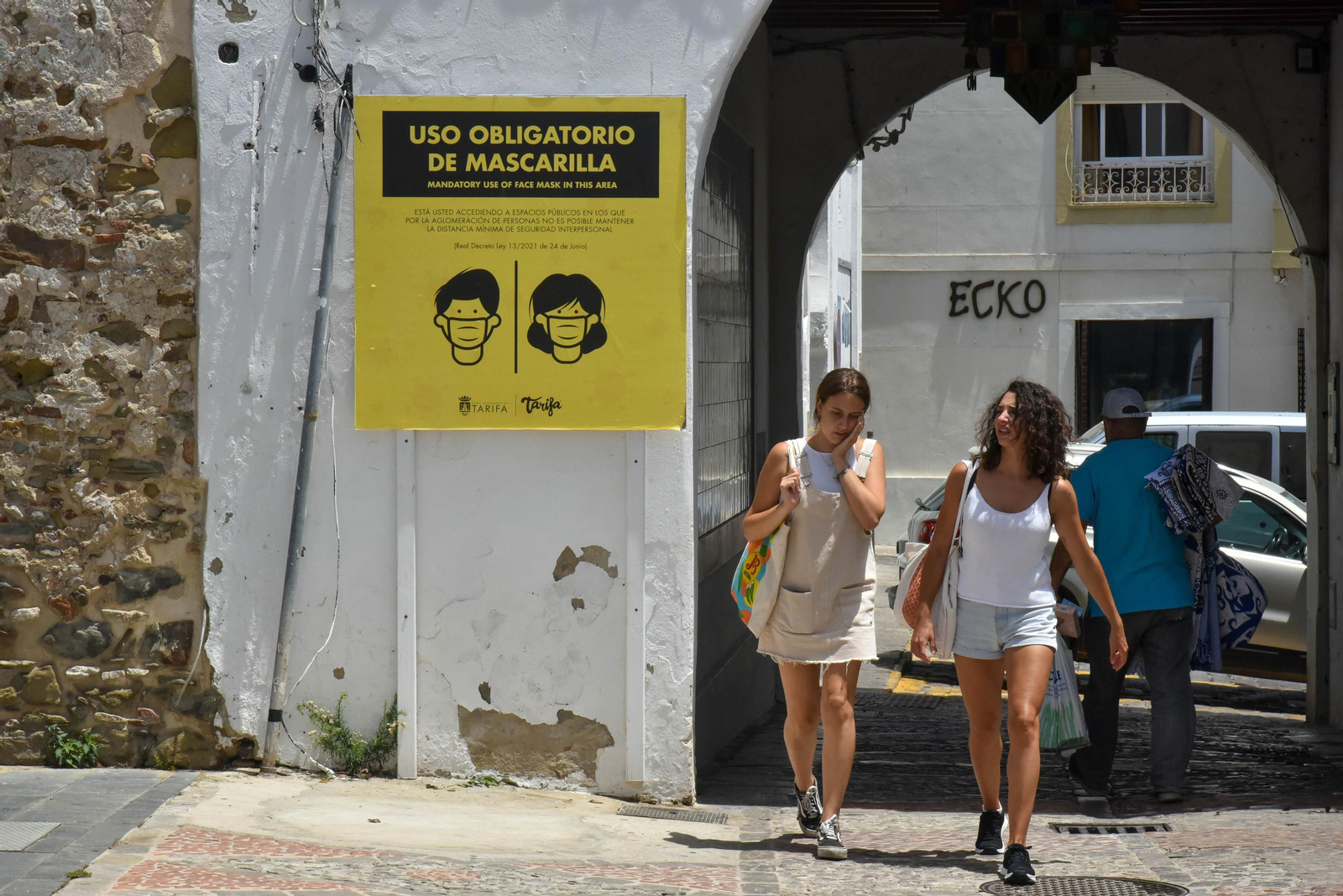 Dos personas pasean por la Alameda de Tarifa, el pasado fin de semana.