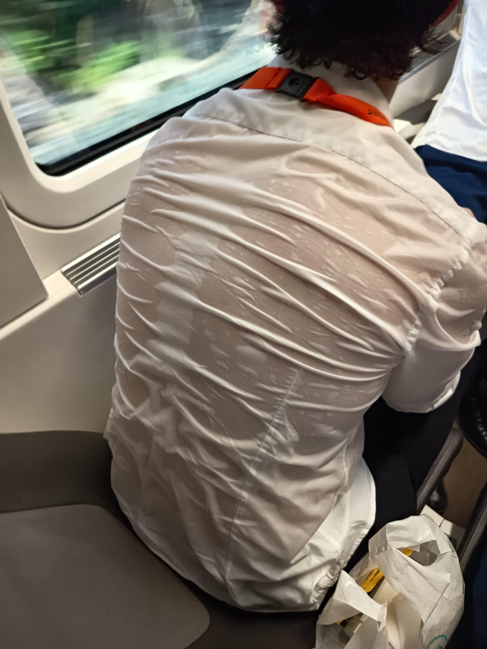 Uno de los alumnos del Liceo de San Fernando, en el tren Madrid-Cádiz en el que se averió el aire acondicionado el pasado domingo Uno de los alumnos del Liceo de San Fernando, en el tren Madrid-Cádiz en el que se averió el aire acondicionado el pasado domingo