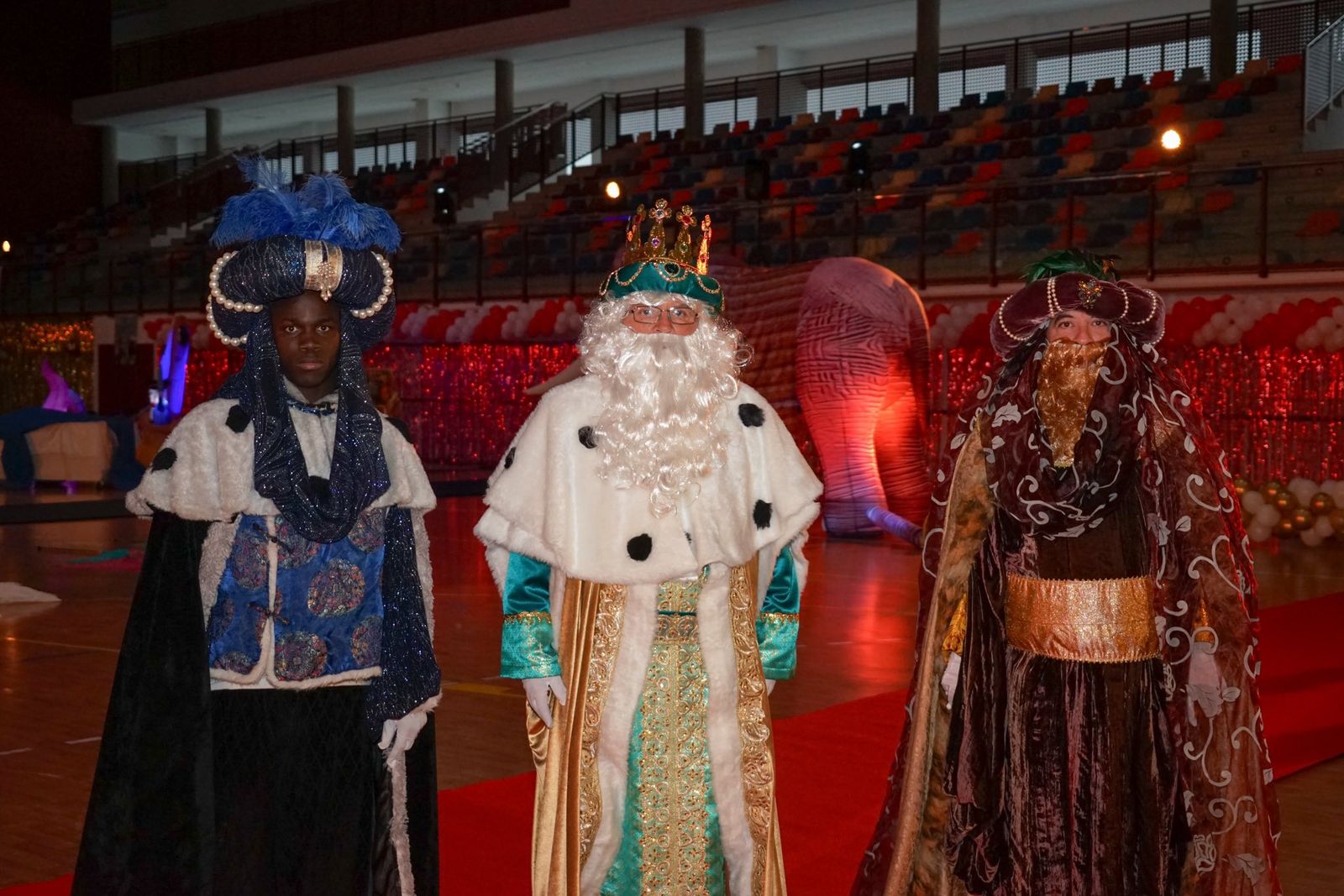 La lluvia no pudo con una ilusión desbordante en Vícar: la cabalgata estática, en imágenes