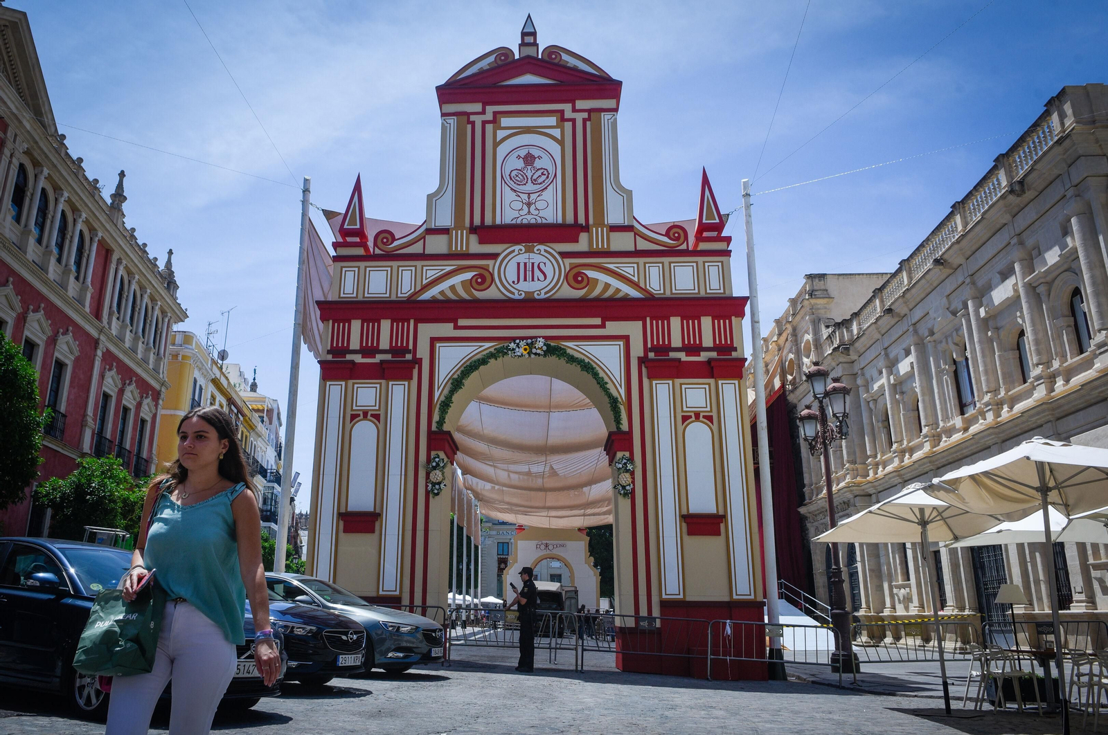 Portada del Corpus de 2023, que recrea la fachada de la parroquia de San Pedro.