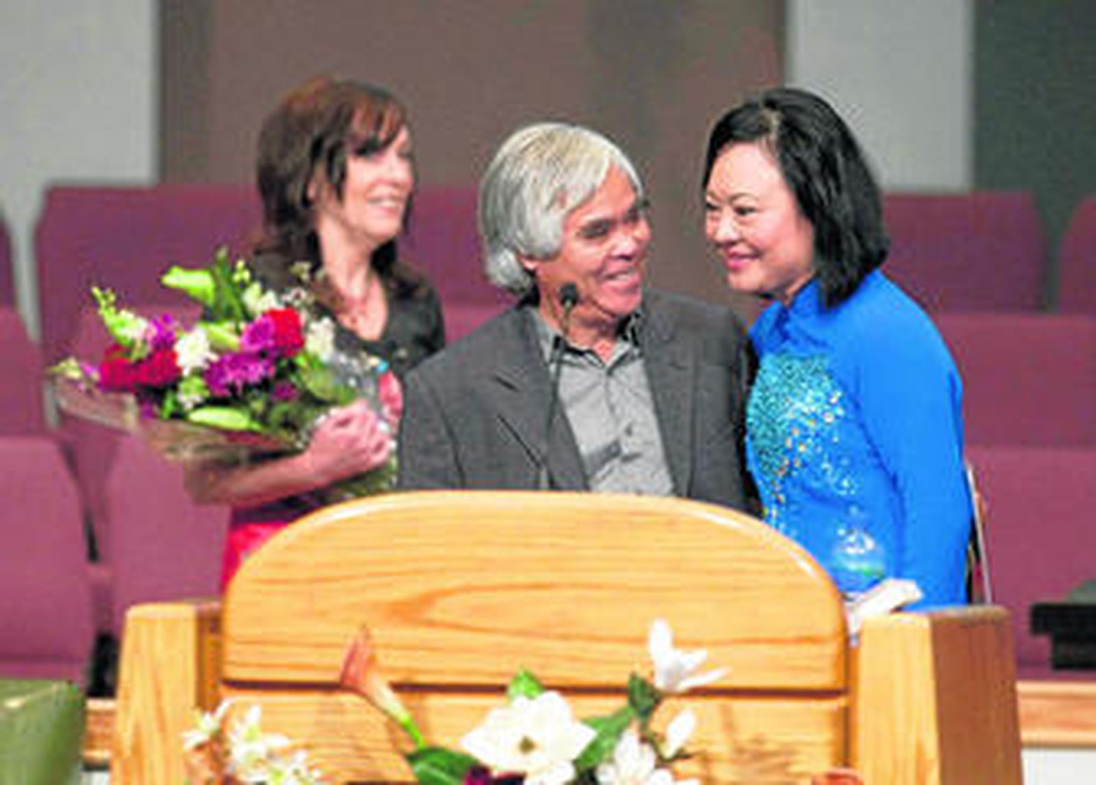 Nick Ut, el fotógrafo, saluda a Kim Phuc, el pasado martes en un acto celebrado en una iglesia de California.