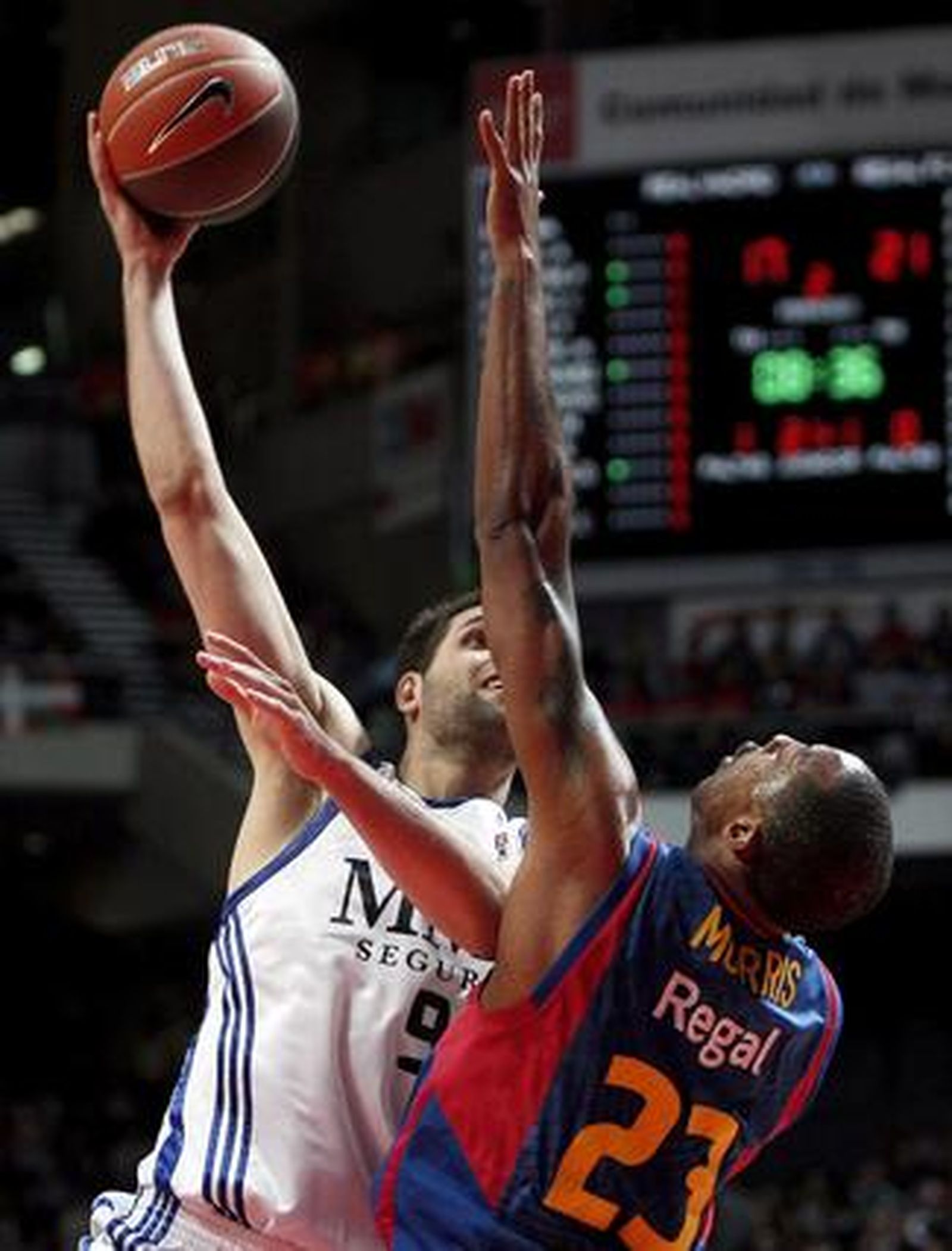 El Barcelona vence en la final de la Copa del Rey ante el Real Madrid por segundo año consecutivo  (68-60). / EFE