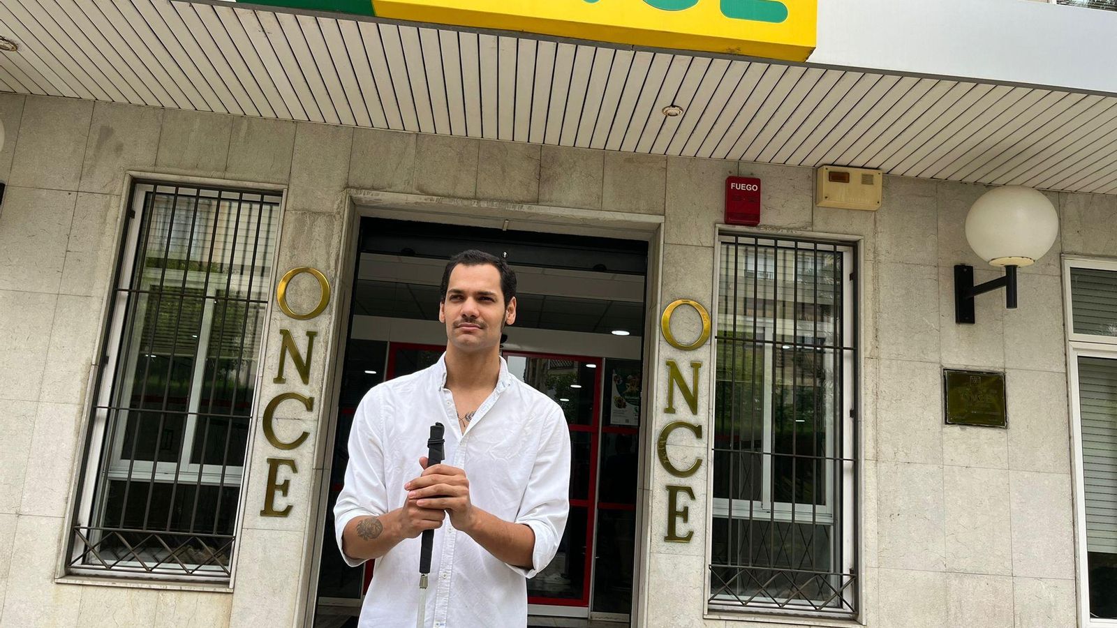 El atleta de Huelva con sordoceguera, Ionut Acín, recibe el premio Nacional de Juventud del Gobierno