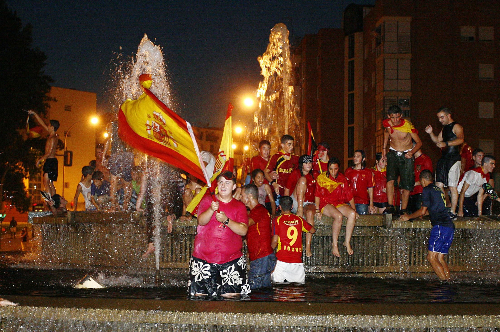 Los onubenses celebrando el título en la fuente