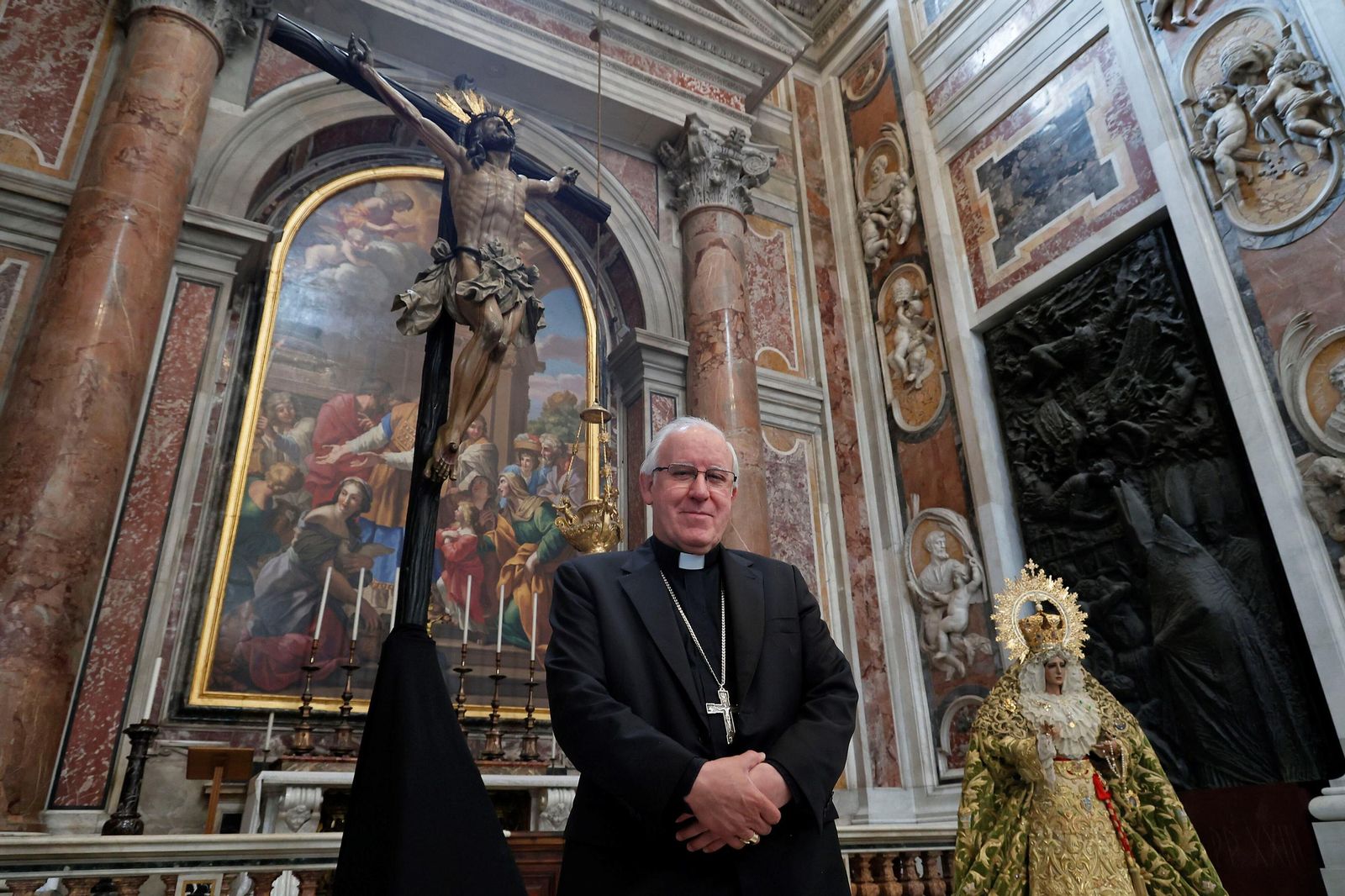 El arzobispo de Sevilla junto al Cachorro y la Virgen de la Esperanza de Málaga.