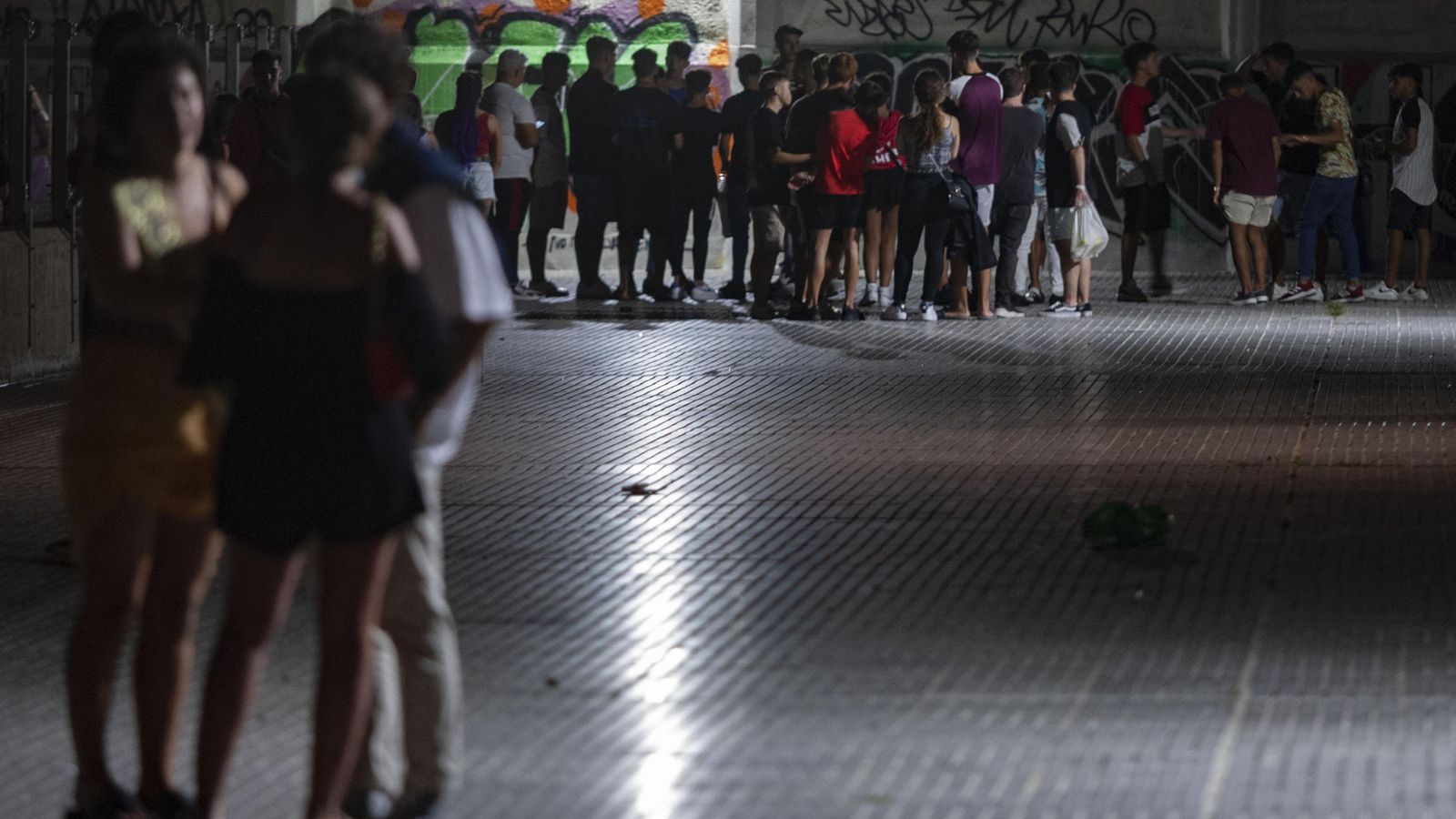 Botellódromo de la Punta de San Felipe pasadas las dos de la mañana.