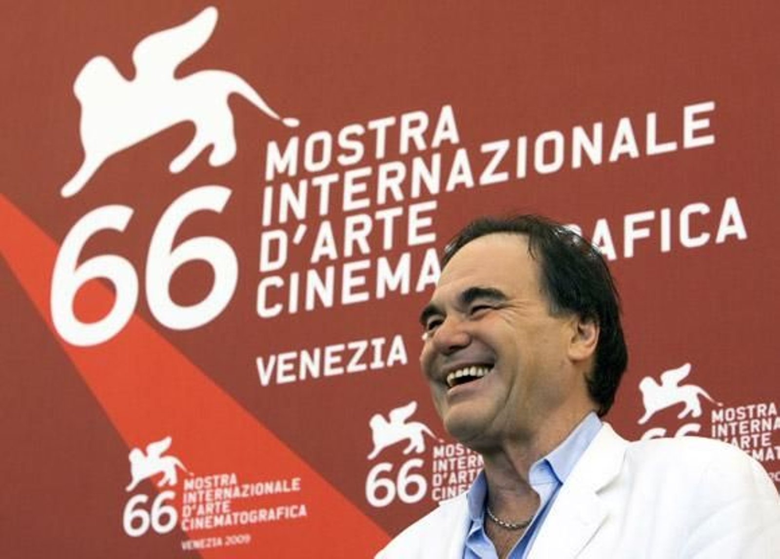 Stone defiende el "gran fenómeno" que es Chávez Stone defiende el "gran fenómeno" que es Chávez