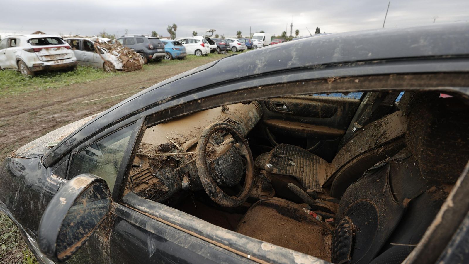 Vehículos apilados en Paiporta