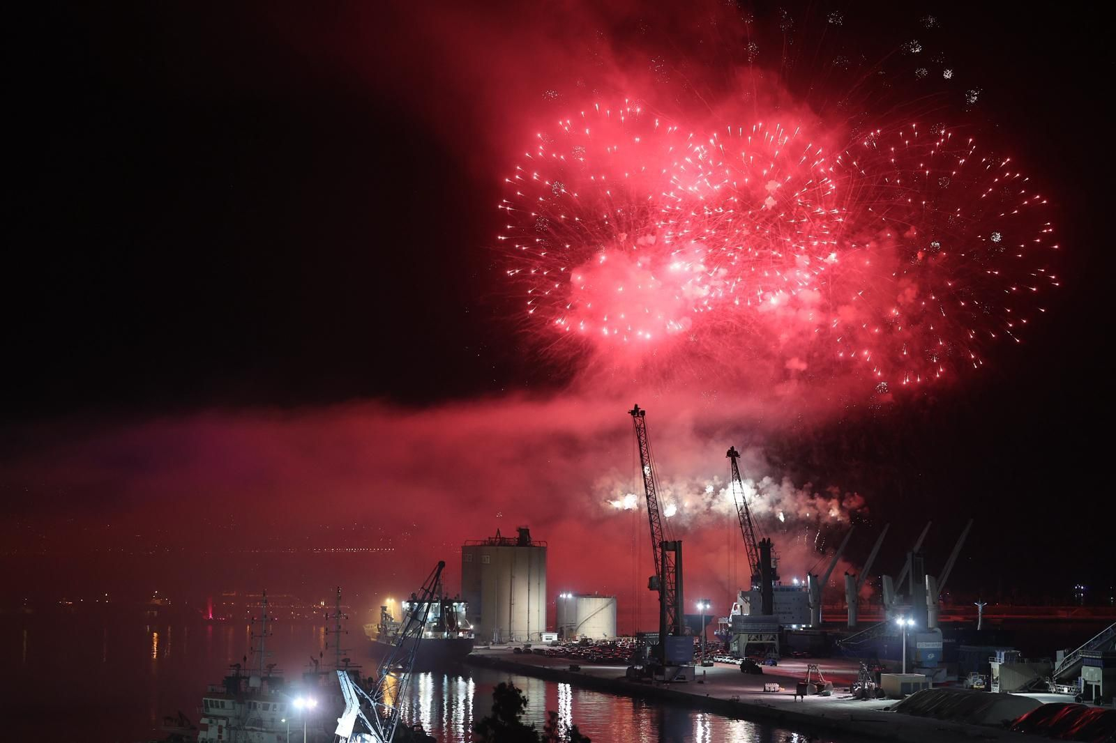 El show de drones y fuegos que da la bienvenida a la Feria de Málaga, en imágenes