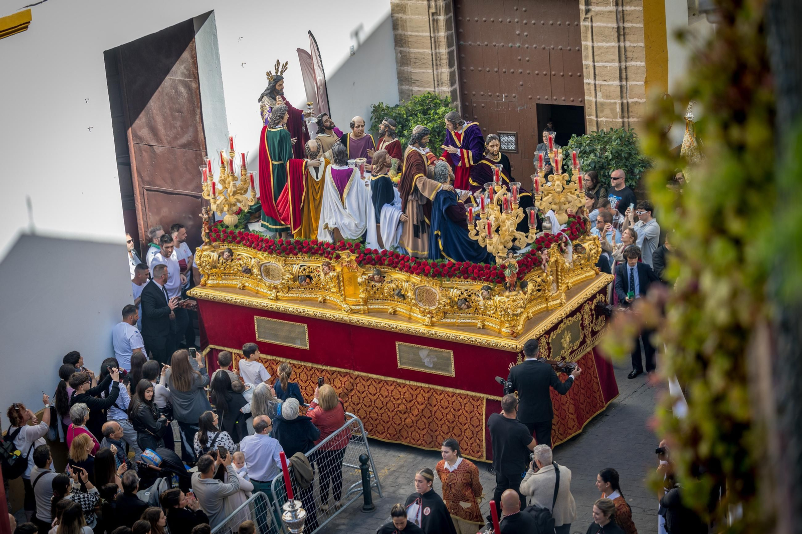 Imágenes de la salida de la Sagrada Cena en la Semana Santa de Cádiz 2025