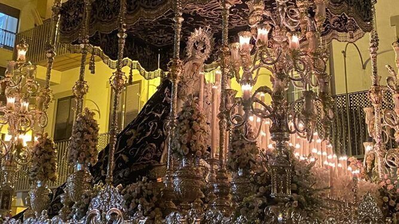 La Virgen del Gran Poder procesionando sin uno de los arbotantes