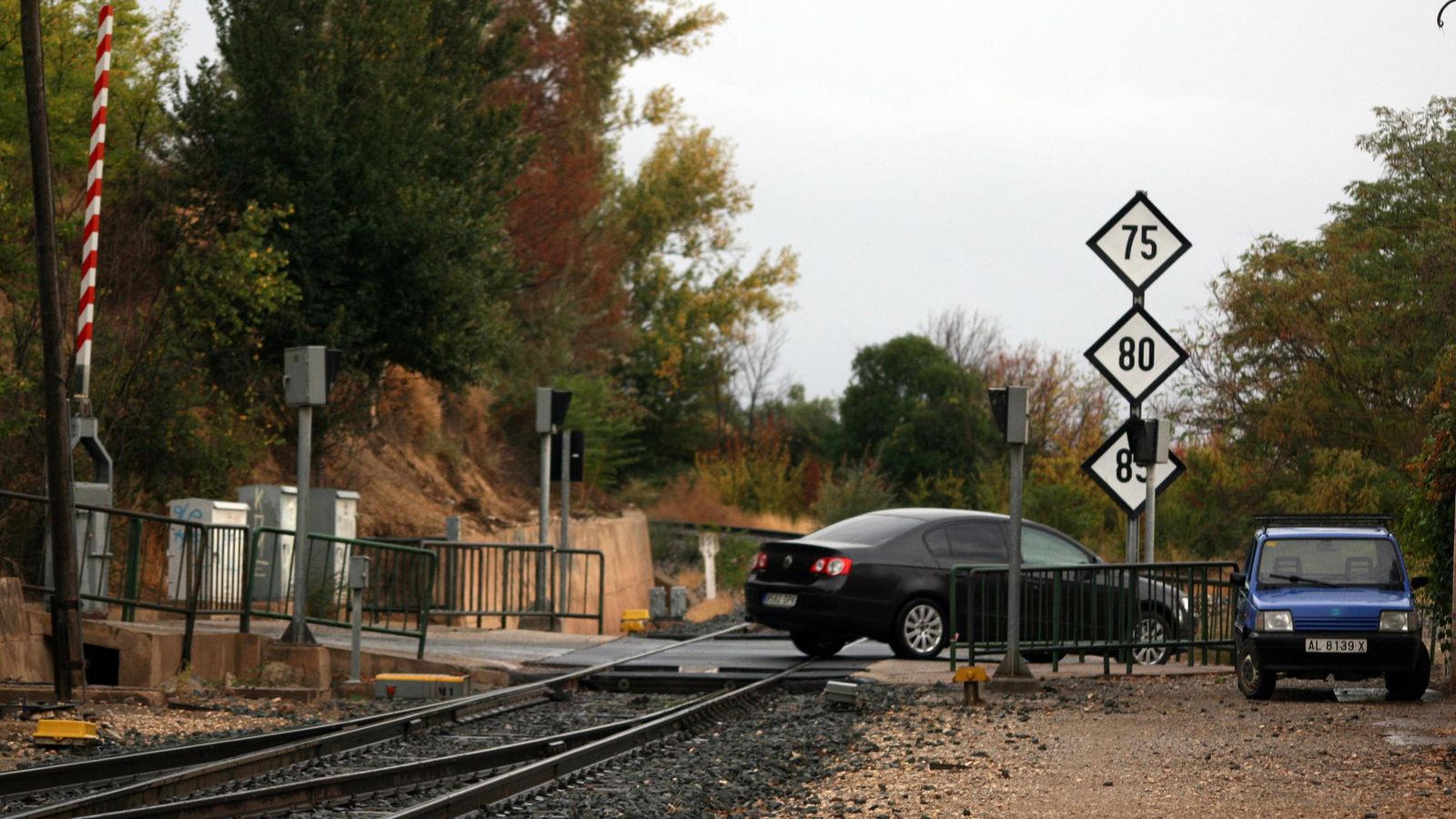 Paso a nivel en las inmediaciones de la estación de tren de Guadix