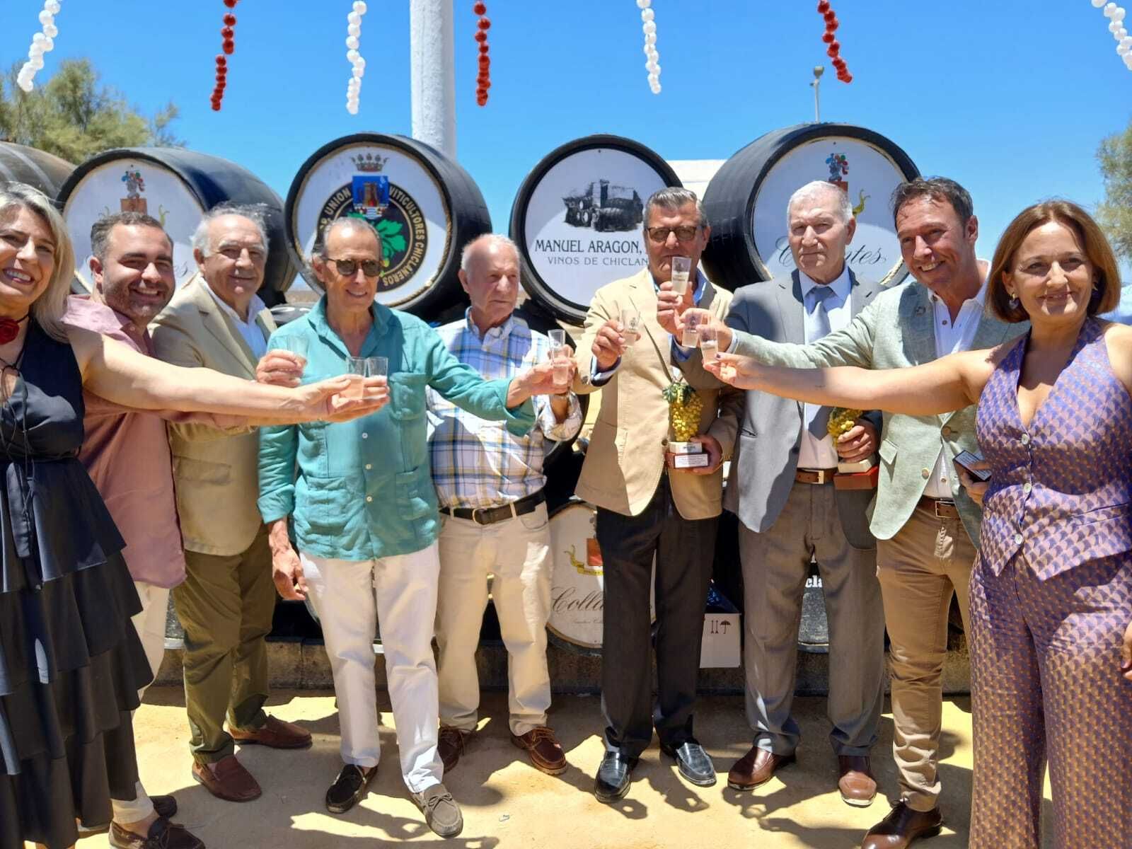 Autoridades y homenajeados en el Día del Vino.