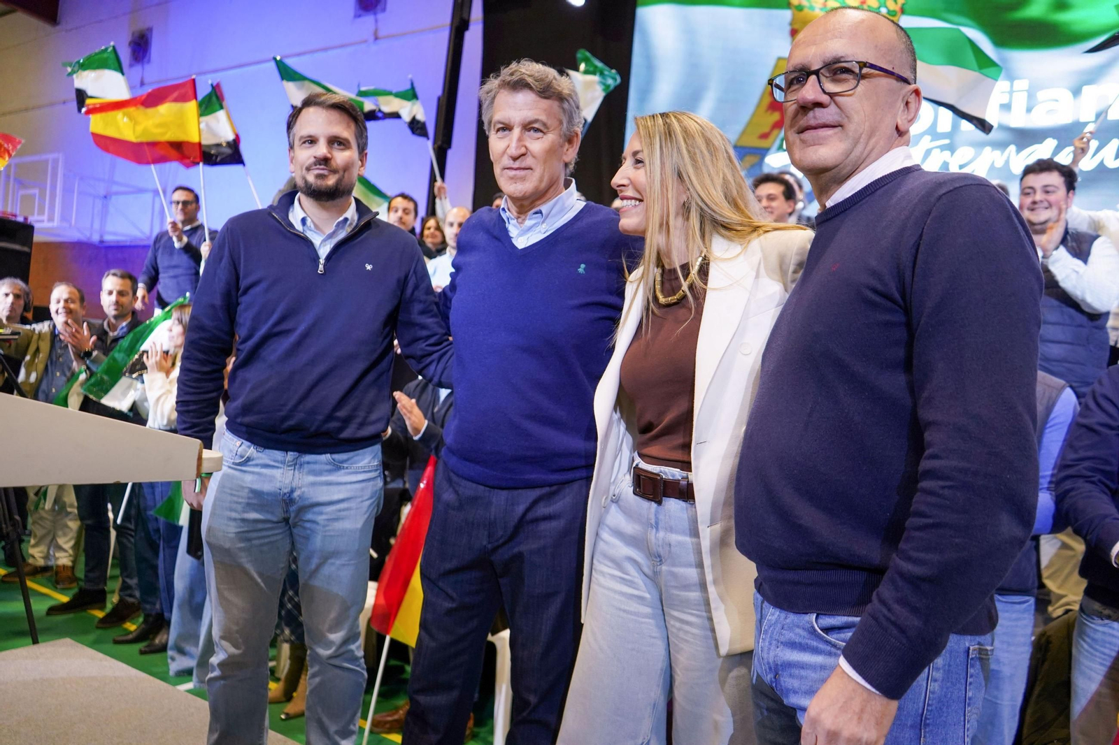 El líder del PP, Alberto Núñez Feijóo, con la candidata popuar a la Junta de Extremadura, María Guardiola, este sábado.