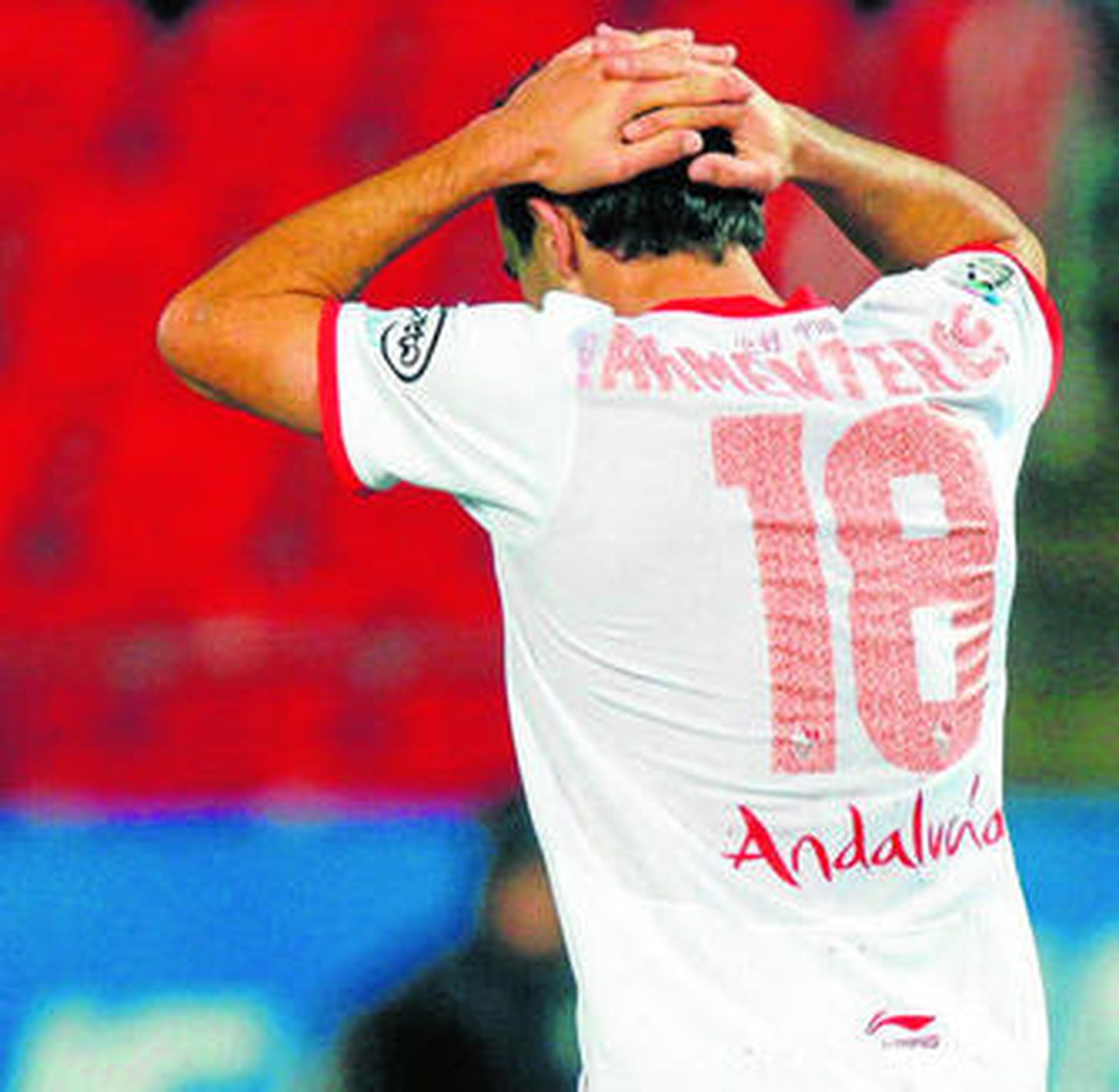 Armenteros, manos en la nuca, lamenta la ocasión que tuvo en el minuto 61, a centro de Manu.