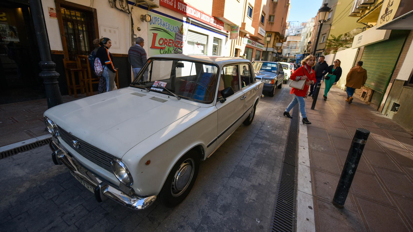 La exhibición de coches de antiguos en el centro de La Línea, en imágenes