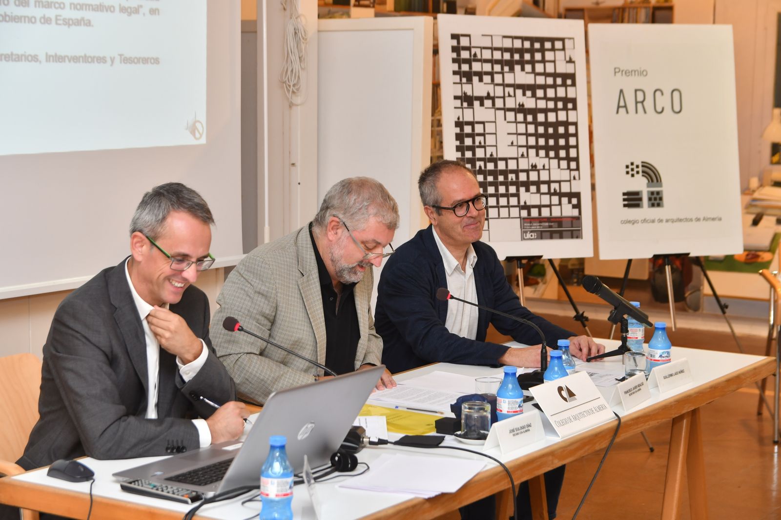 José Díaz y Javier Hidalgo junto a Guillermo Lago Núñez