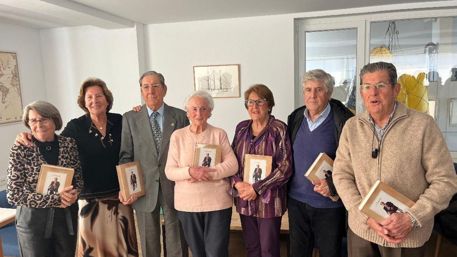 El anfitrión con sus hermanos Encarnita, Piluca, Mary, Gonzalo y Ernesto Pérez y su prima Charo Alcina. El anfitrión con sus hermanos Encarnita, Piluca, Mary, Gonzalo y Ernesto Pérez y su prima Charo Alcina.