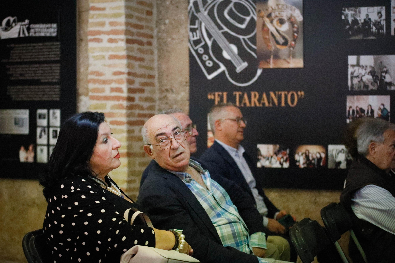 Entrega de Anagrama de Oro y Brillantes de la Ciudad de Almería a Andrés Caparrós en imágeness