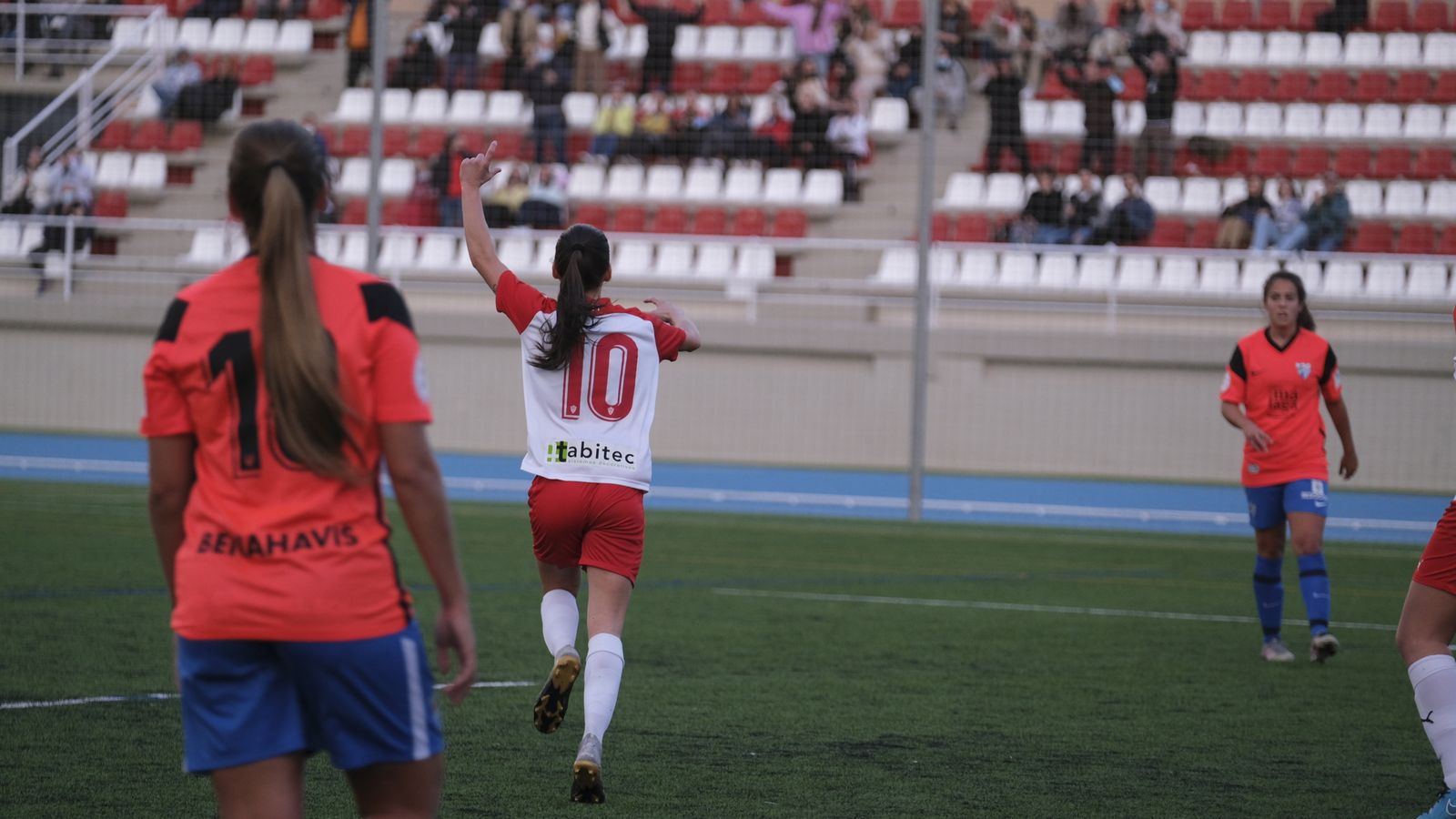Jessi celebra el gol que abría el marcador.
