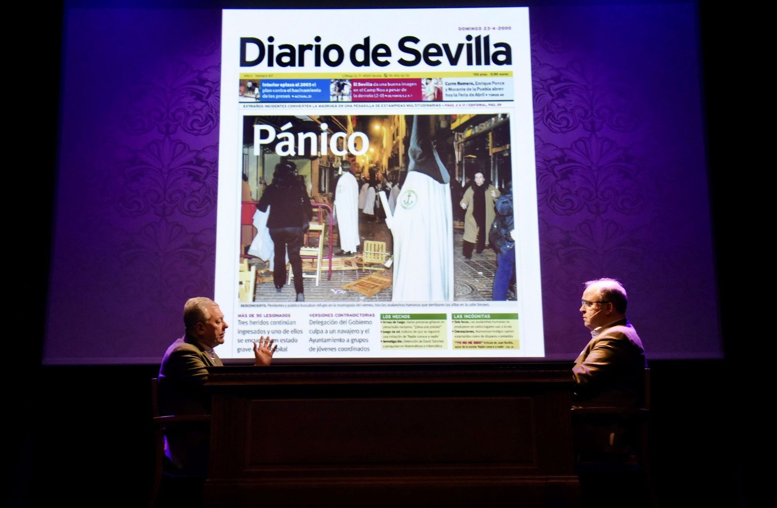 José Luis Sanz y Carlos Navarro Antolín en el momento de los ‘Diálogos de Cuaresma’ en el que se proyecta la portada que protagonizó la Madrugada del año 2000.