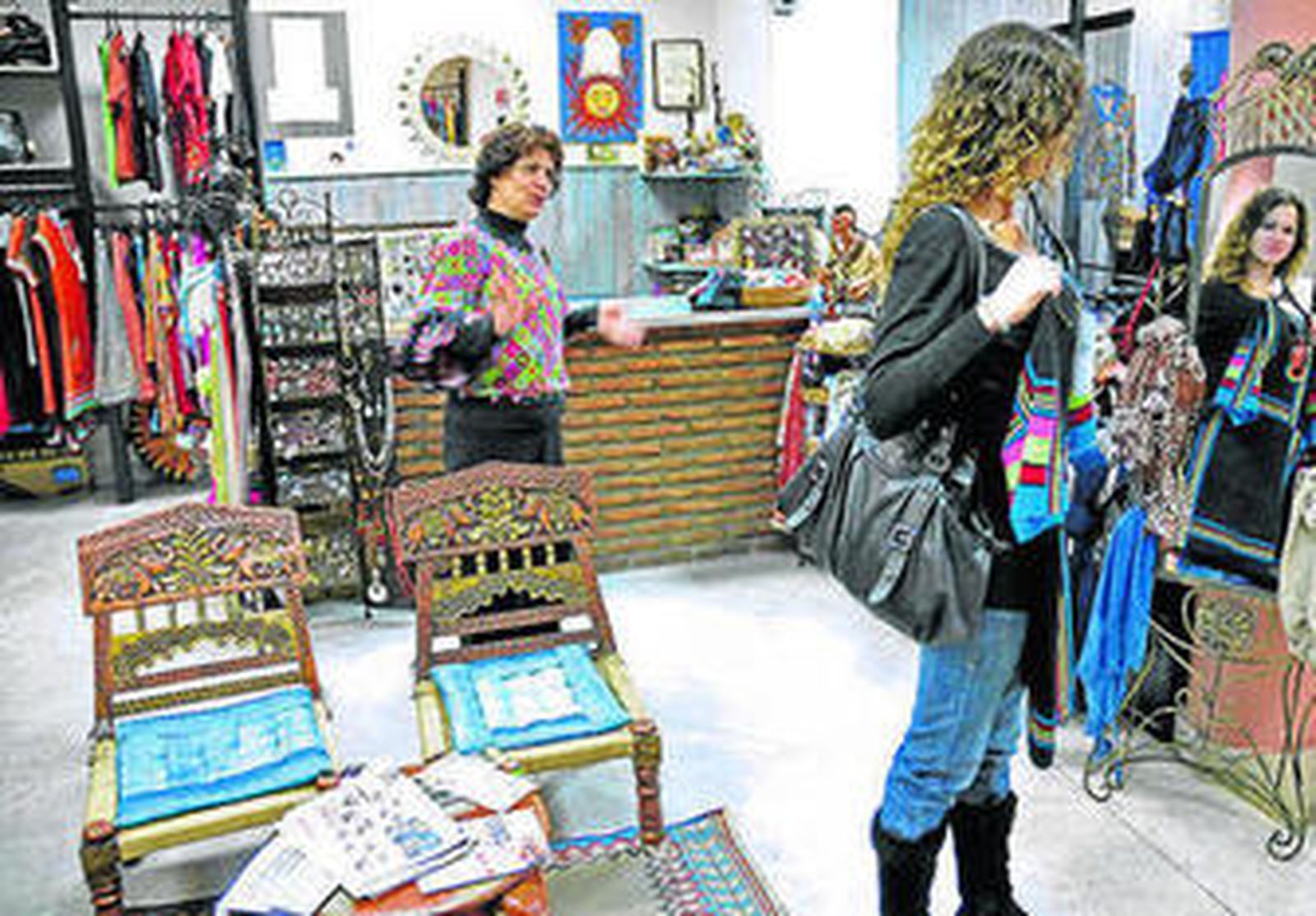 Nahid Owrang asesora a una de sus clientas.